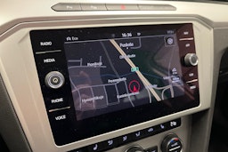 valkoinen Volkswagen Passat 2019 kuva 19.