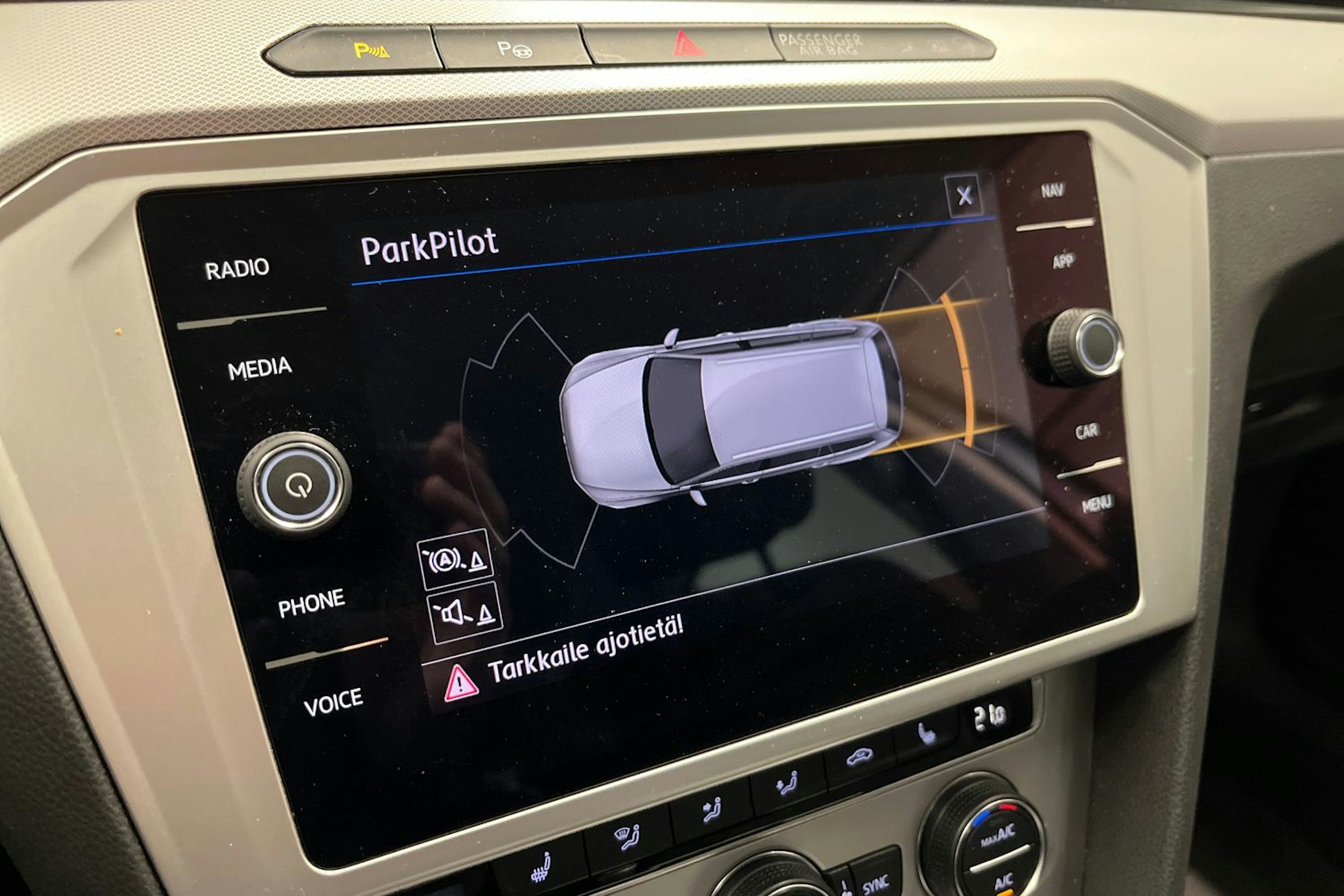 valkoinen Volkswagen Passat 2019 kuva 20.