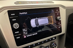 valkoinen Volkswagen Passat 2019 kuva 20.