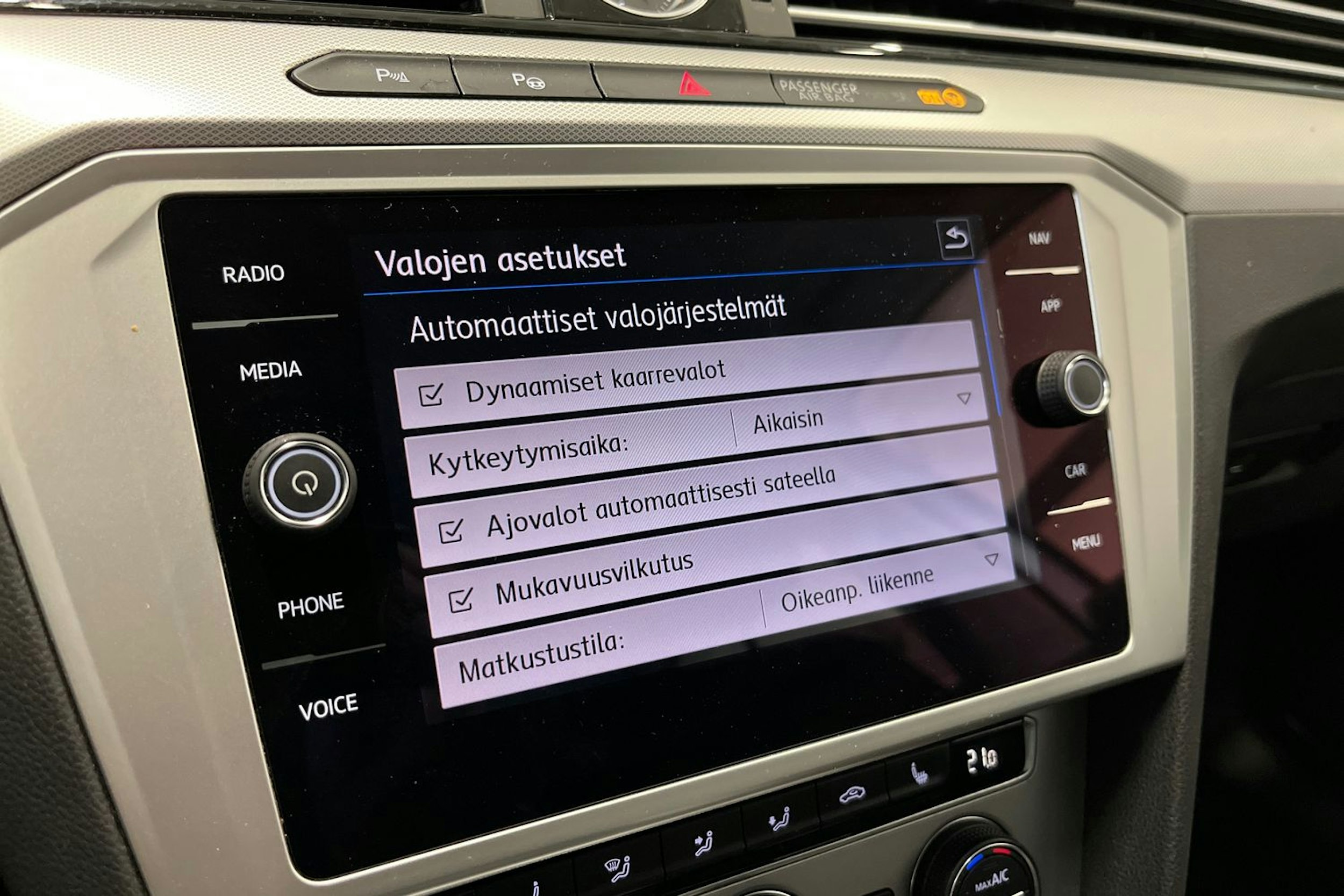 valkoinen Volkswagen Passat 2019 kuva 22.
