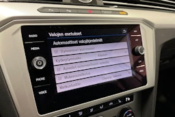 valkoinen Volkswagen Passat 2019 kuva 22.