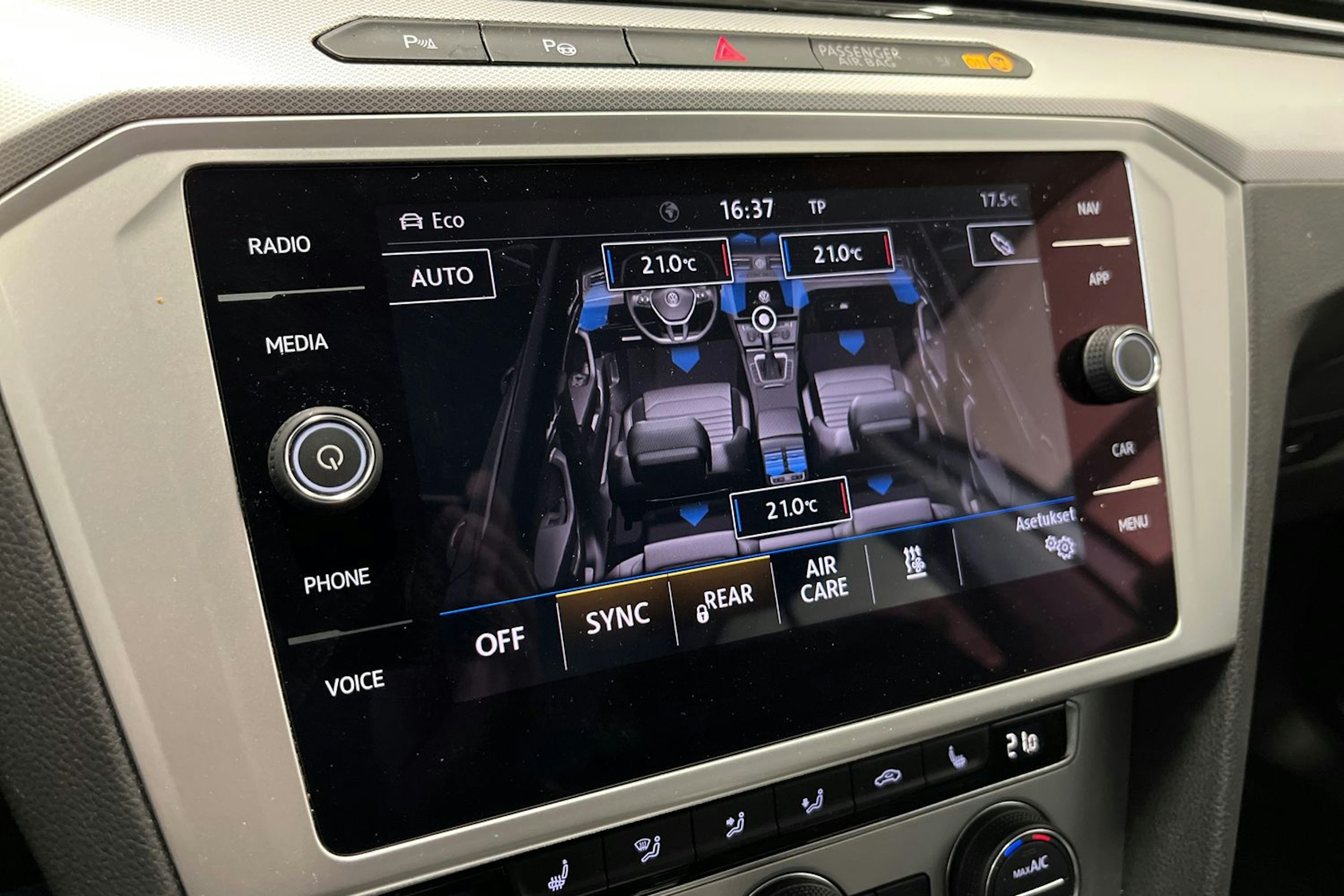 valkoinen Volkswagen Passat 2019 kuva 24.
