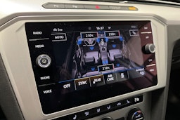 valkoinen Volkswagen Passat 2019 kuva 24.