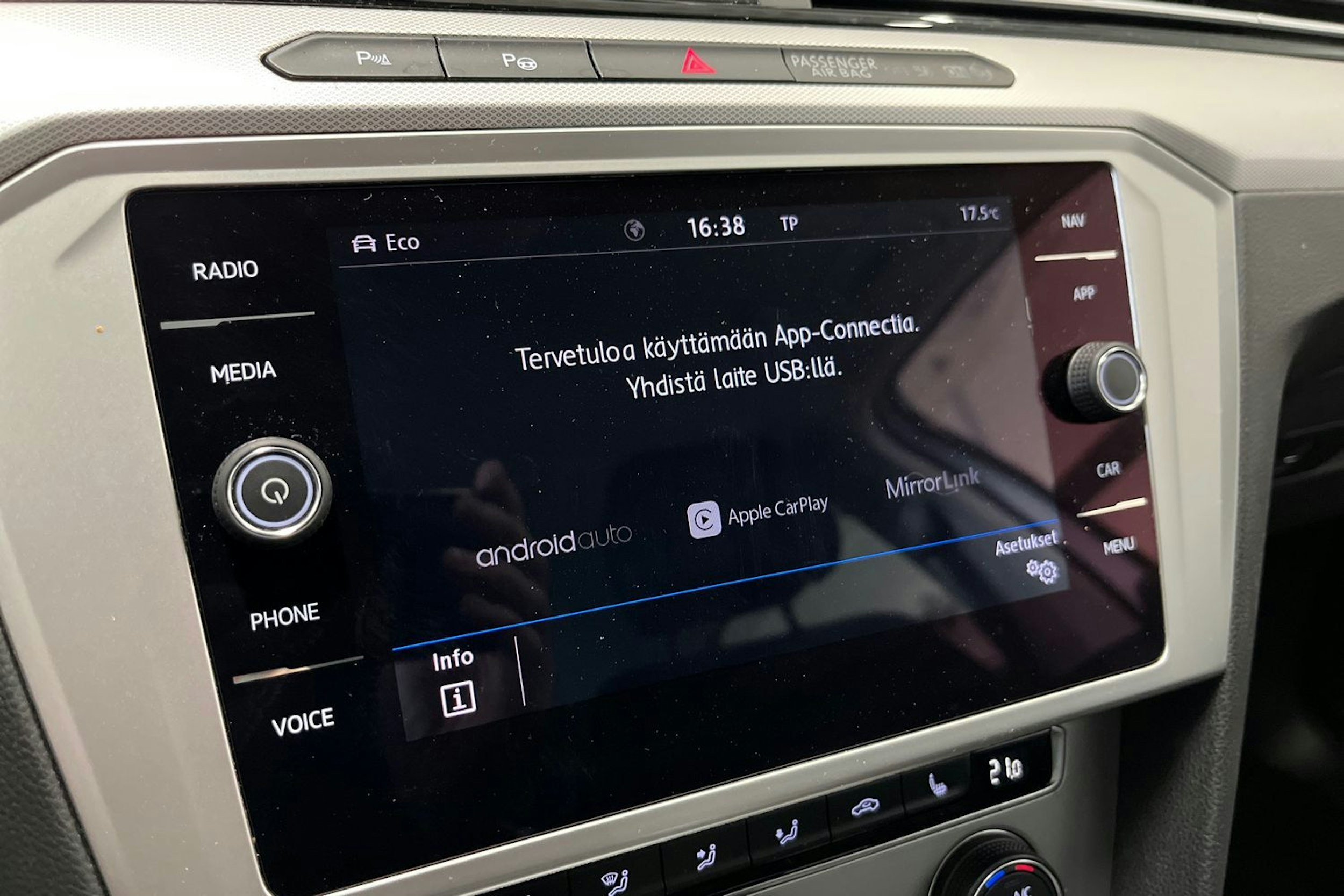 valkoinen Volkswagen Passat 2019 kuva 25.