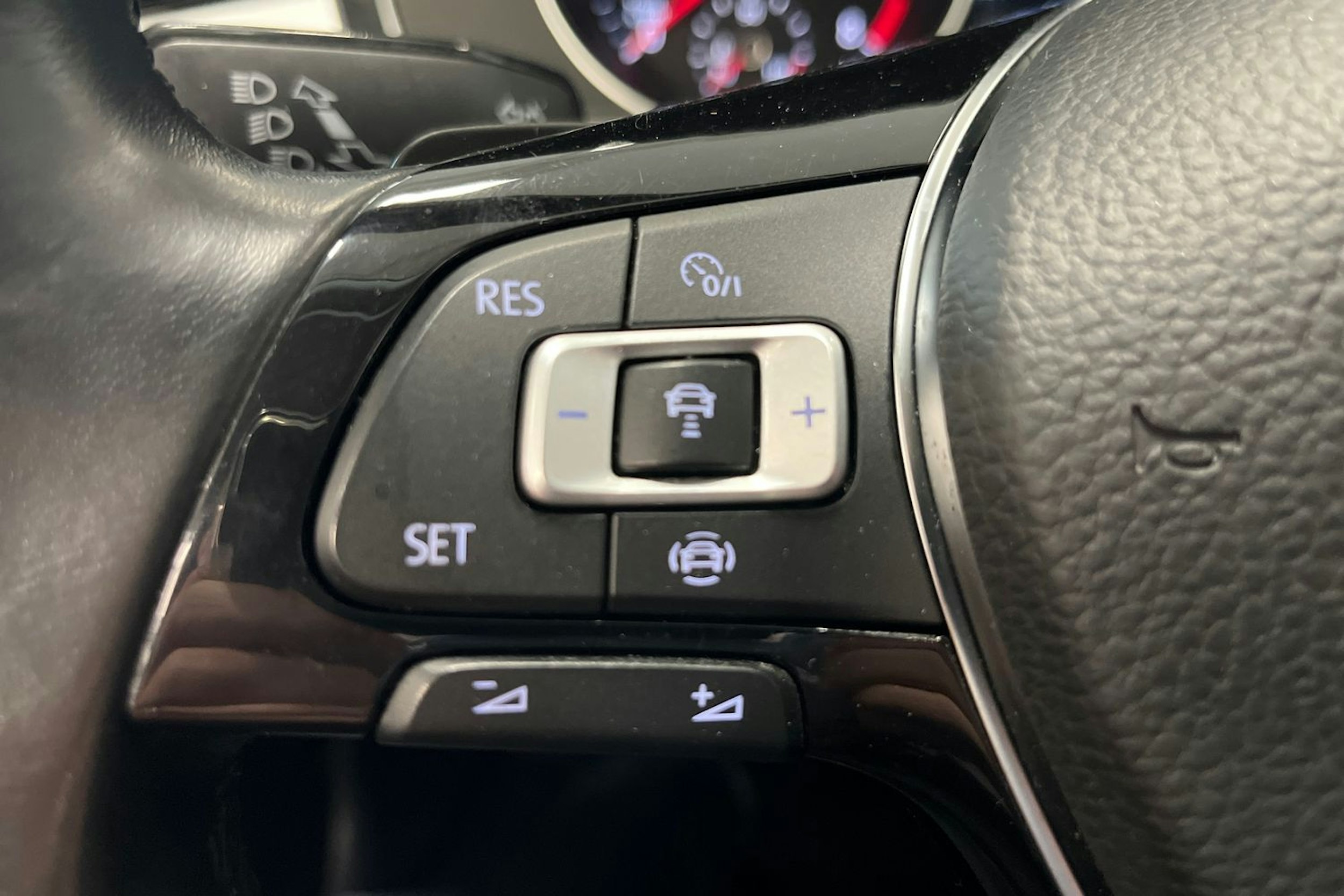 valkoinen Volkswagen Passat 2019 kuva 27.