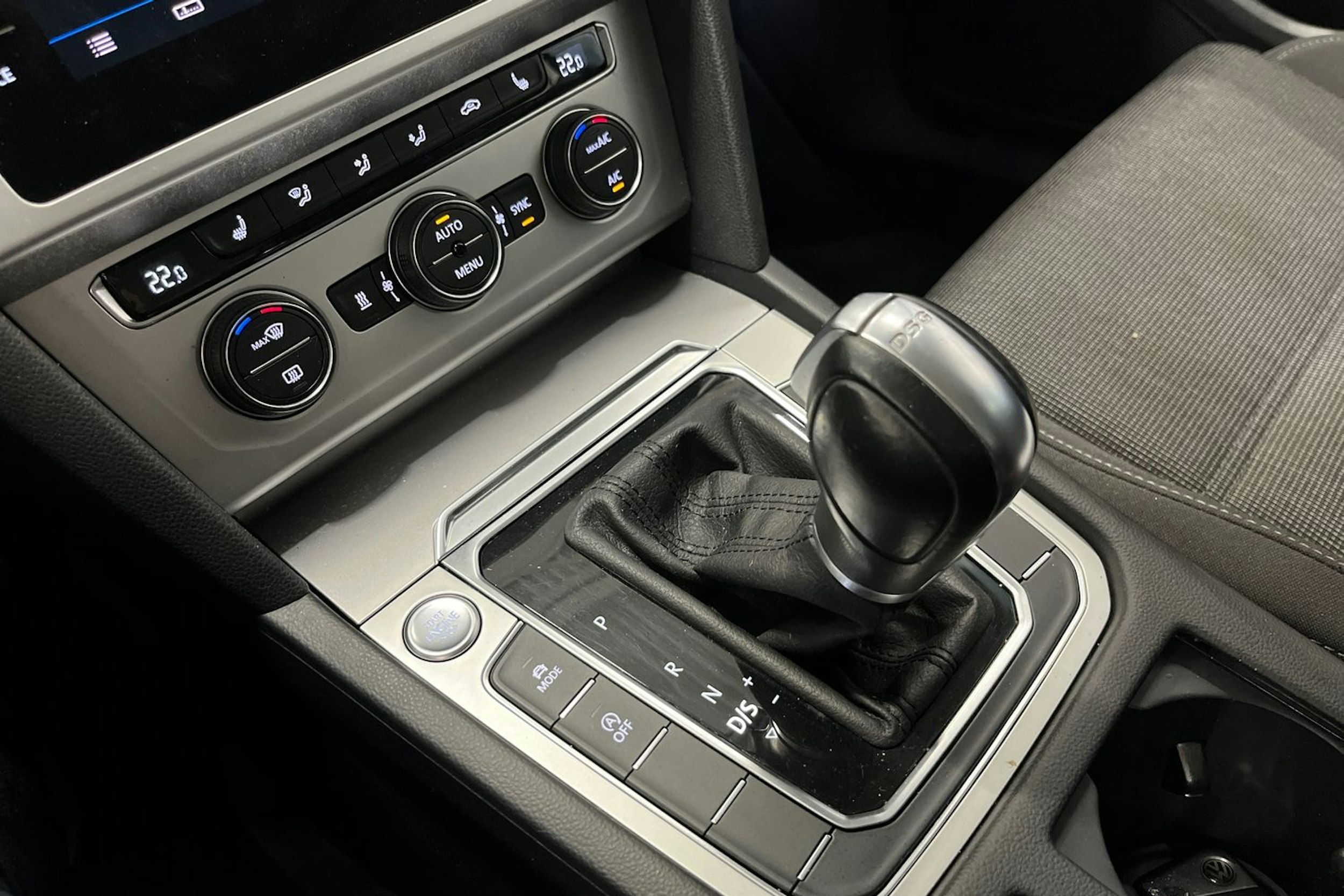 valkoinen Volkswagen Passat 2019 kuva 28.