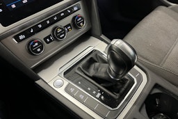 valkoinen Volkswagen Passat 2019 kuva 28.