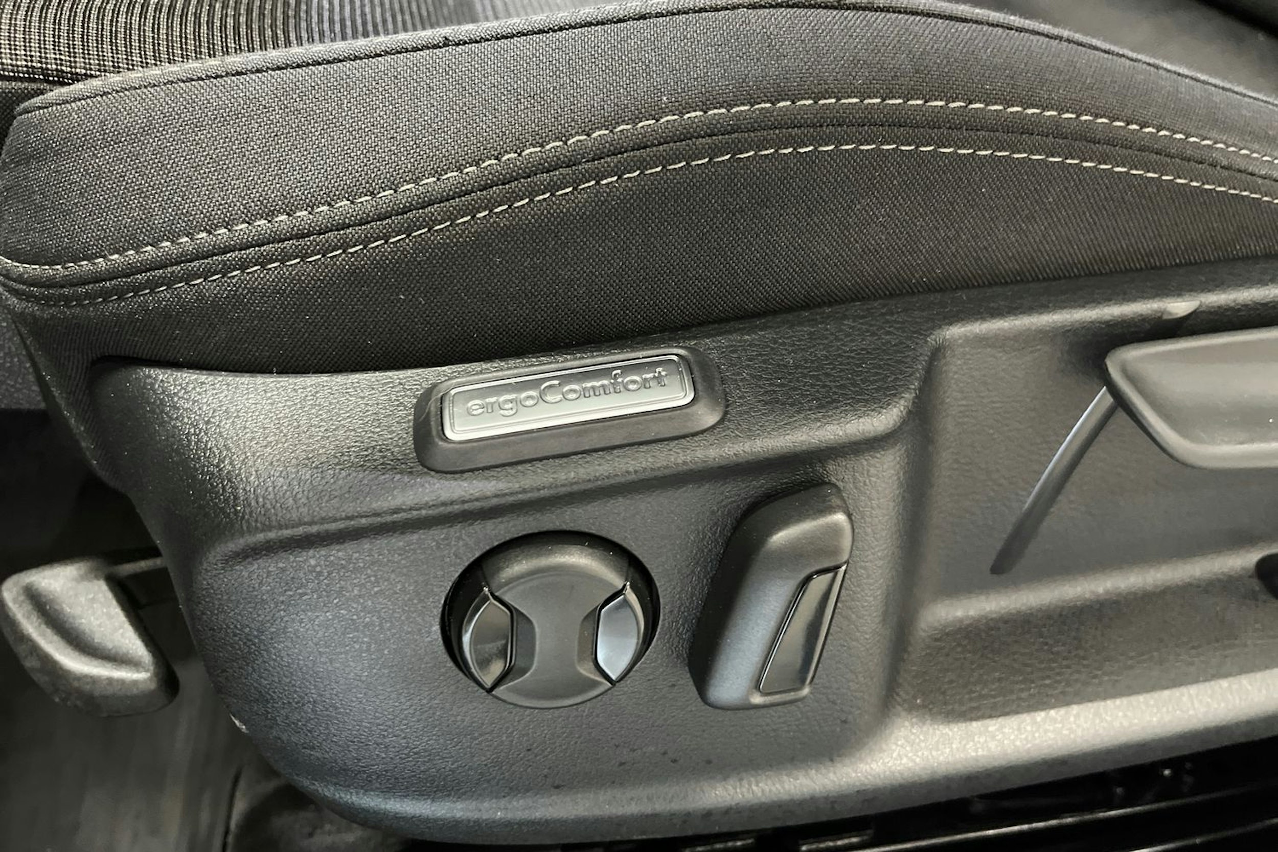 valkoinen Volkswagen Passat 2019 kuva 29.