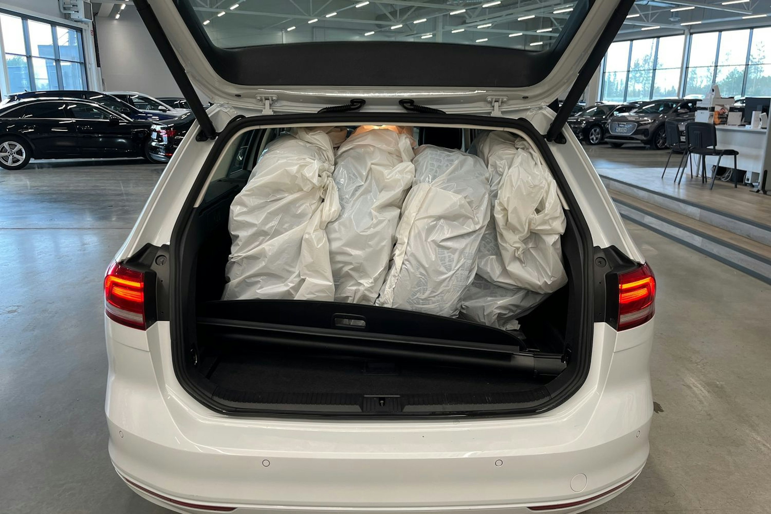 valkoinen Volkswagen Passat 2019 kuva 30.