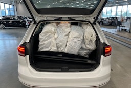 valkoinen Volkswagen Passat 2019 kuva 30.