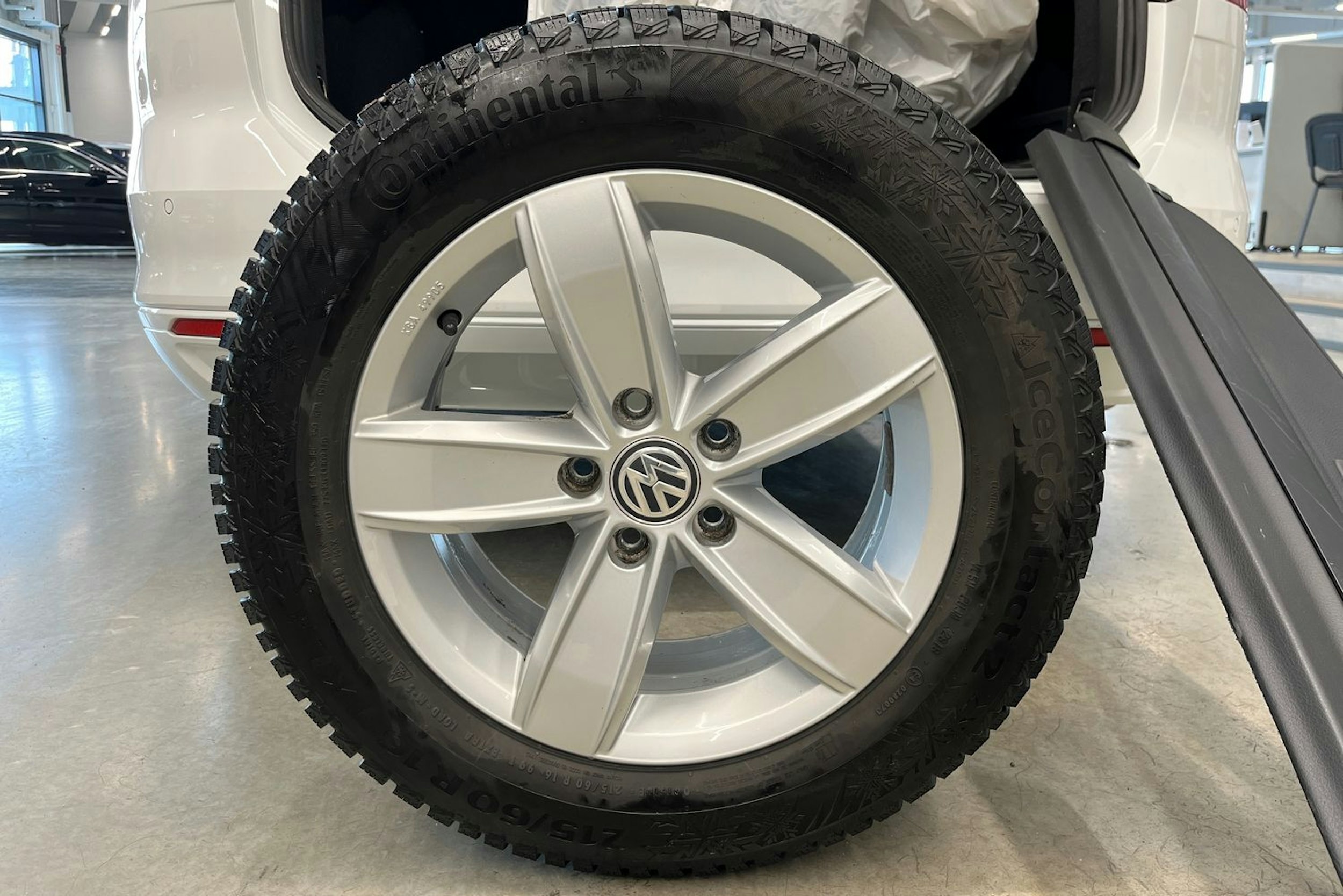 valkoinen Volkswagen Passat 2019 kuva 31.