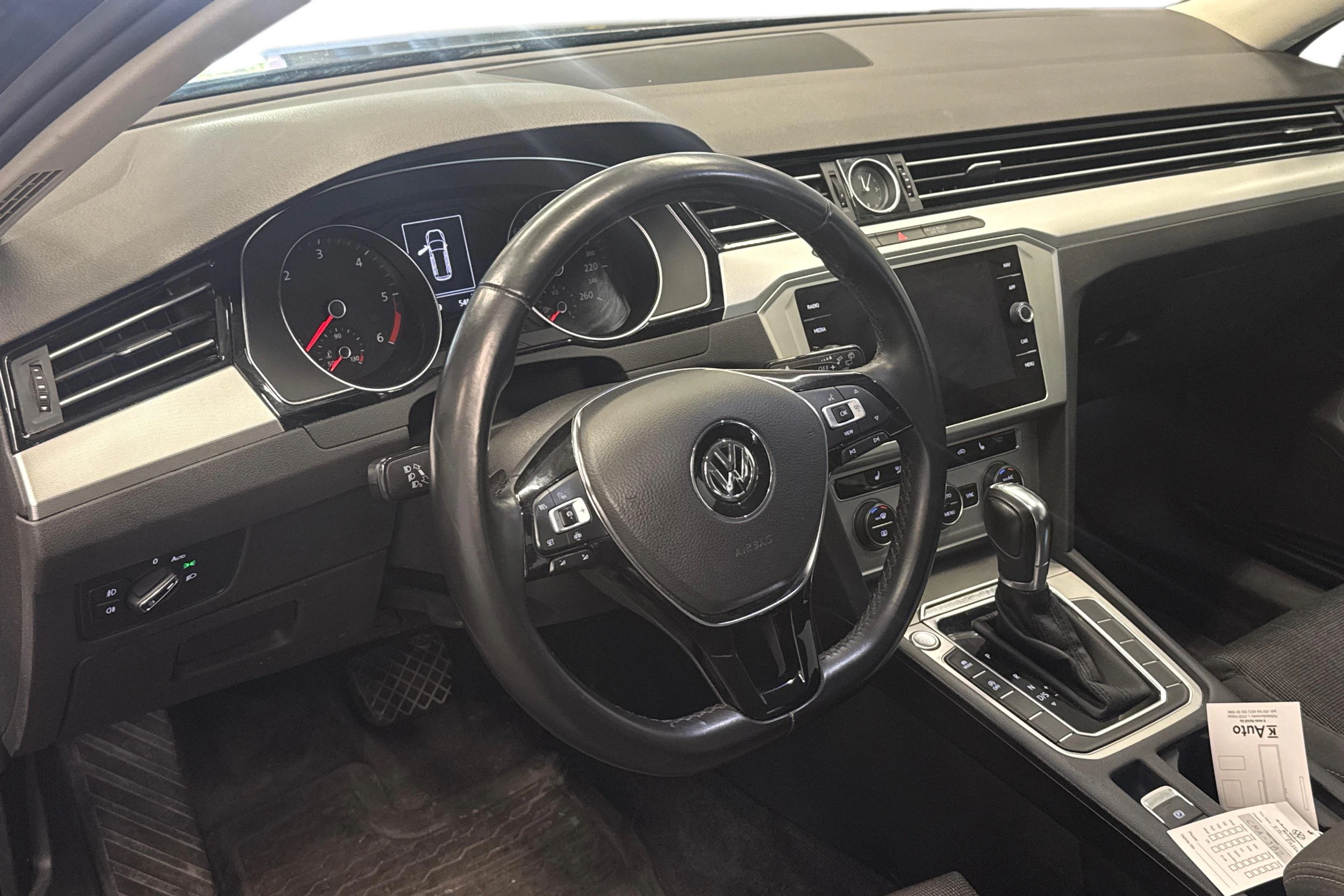 harmaa Volkswagen Passat 2019 kuva 3.
