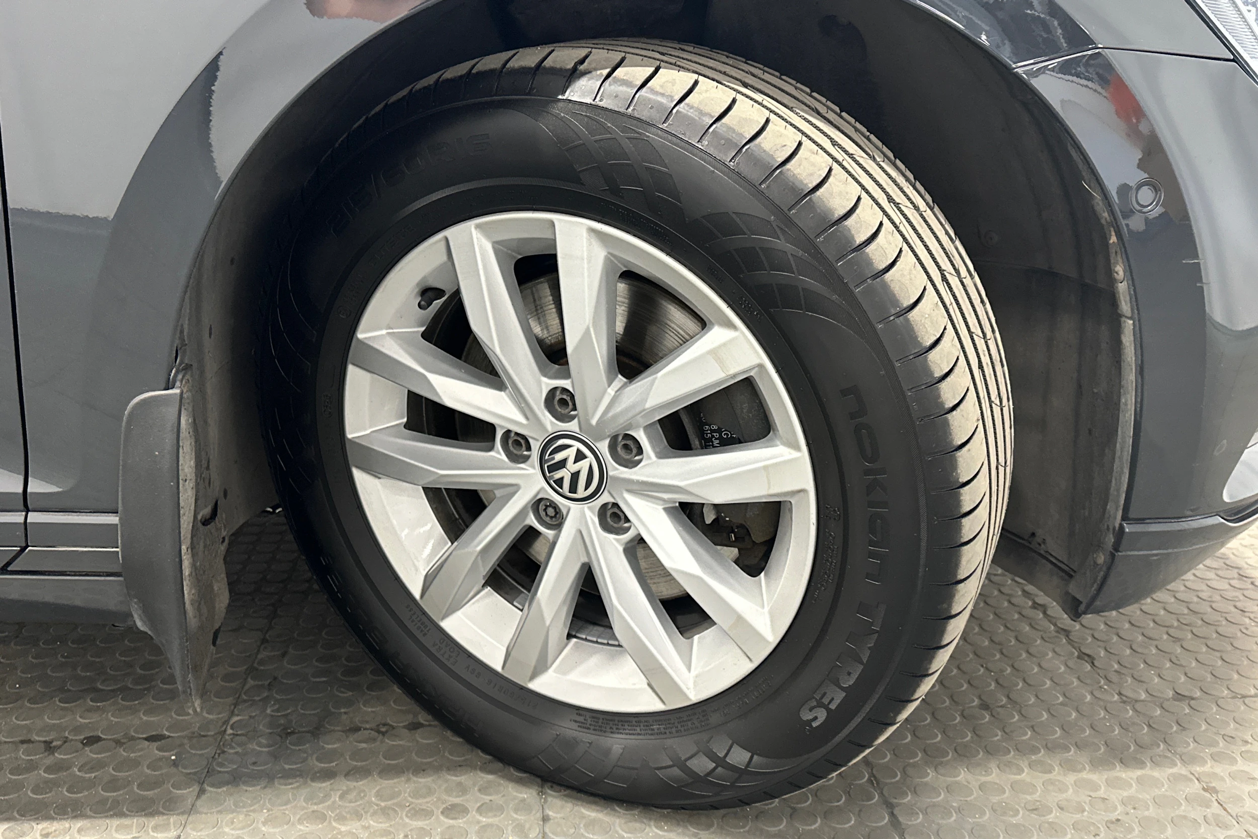 harmaa Volkswagen Passat 2019 kuva 10.
