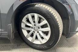 harmaa Volkswagen Passat 2019 kuva 10.