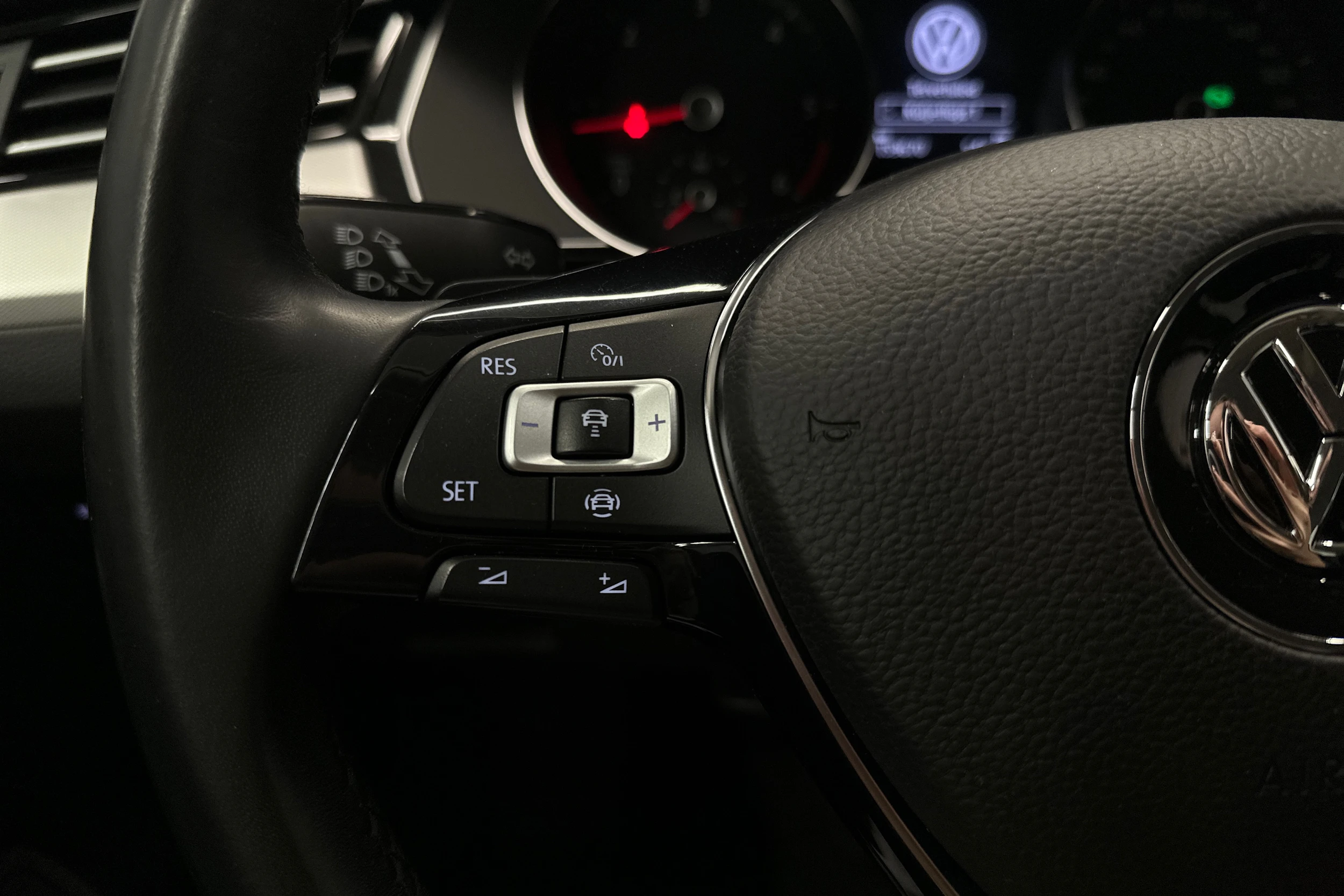 harmaa Volkswagen Passat 2019 kuva 11.