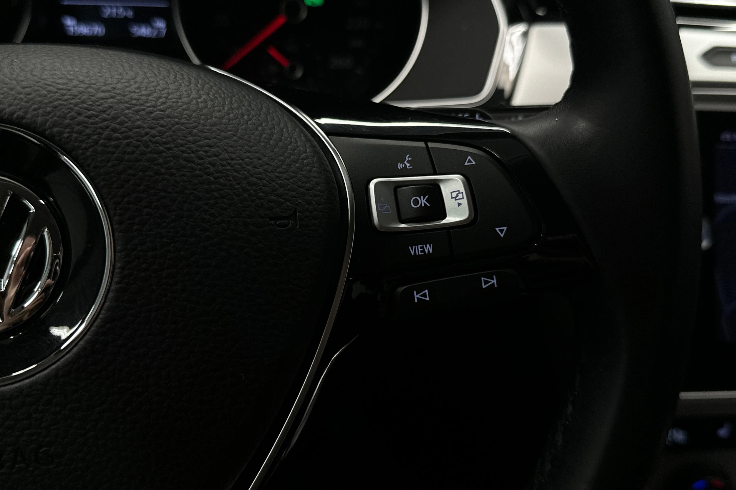 harmaa Volkswagen Passat 2019 kuva 12.