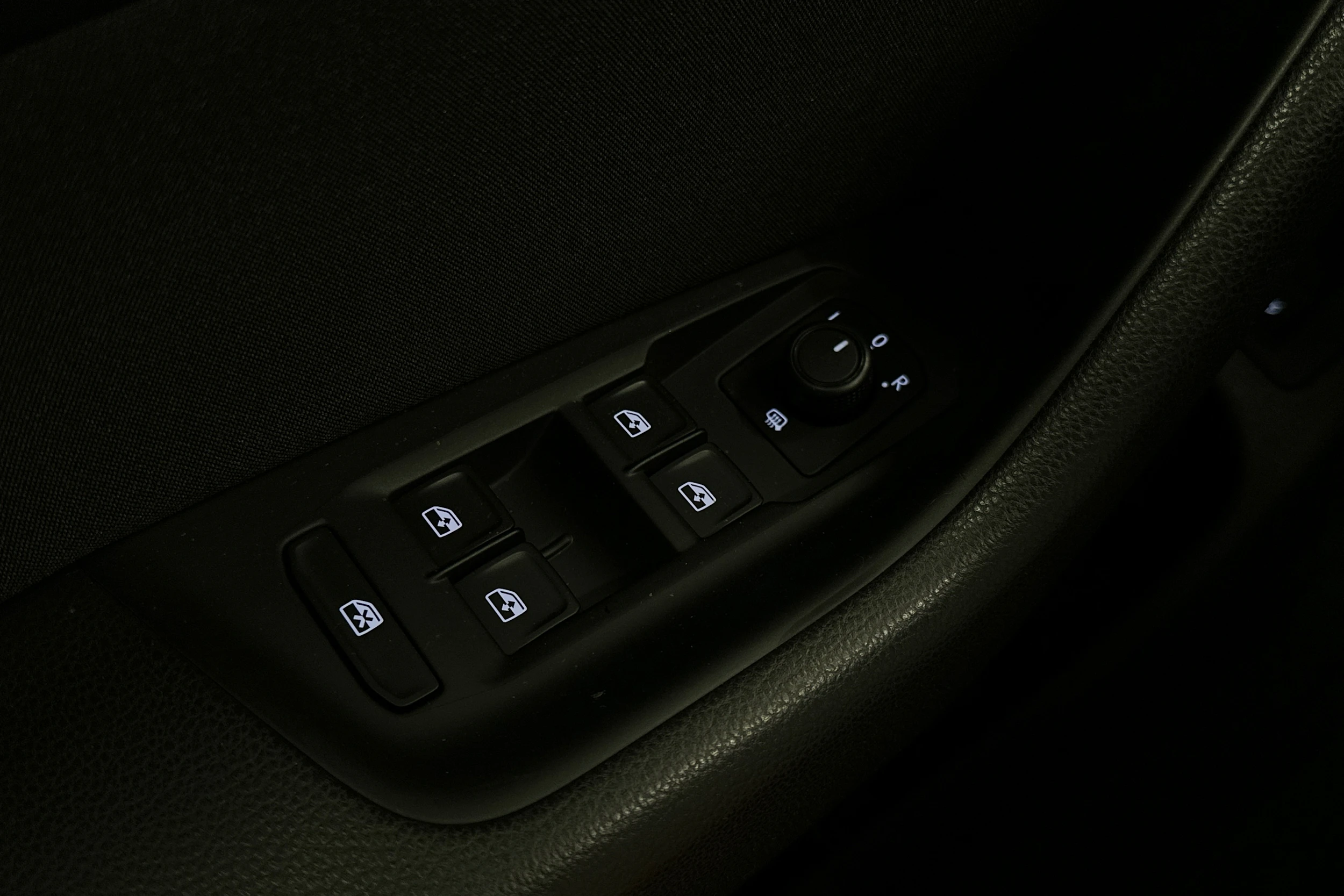 harmaa Volkswagen Passat 2019 kuva 13.