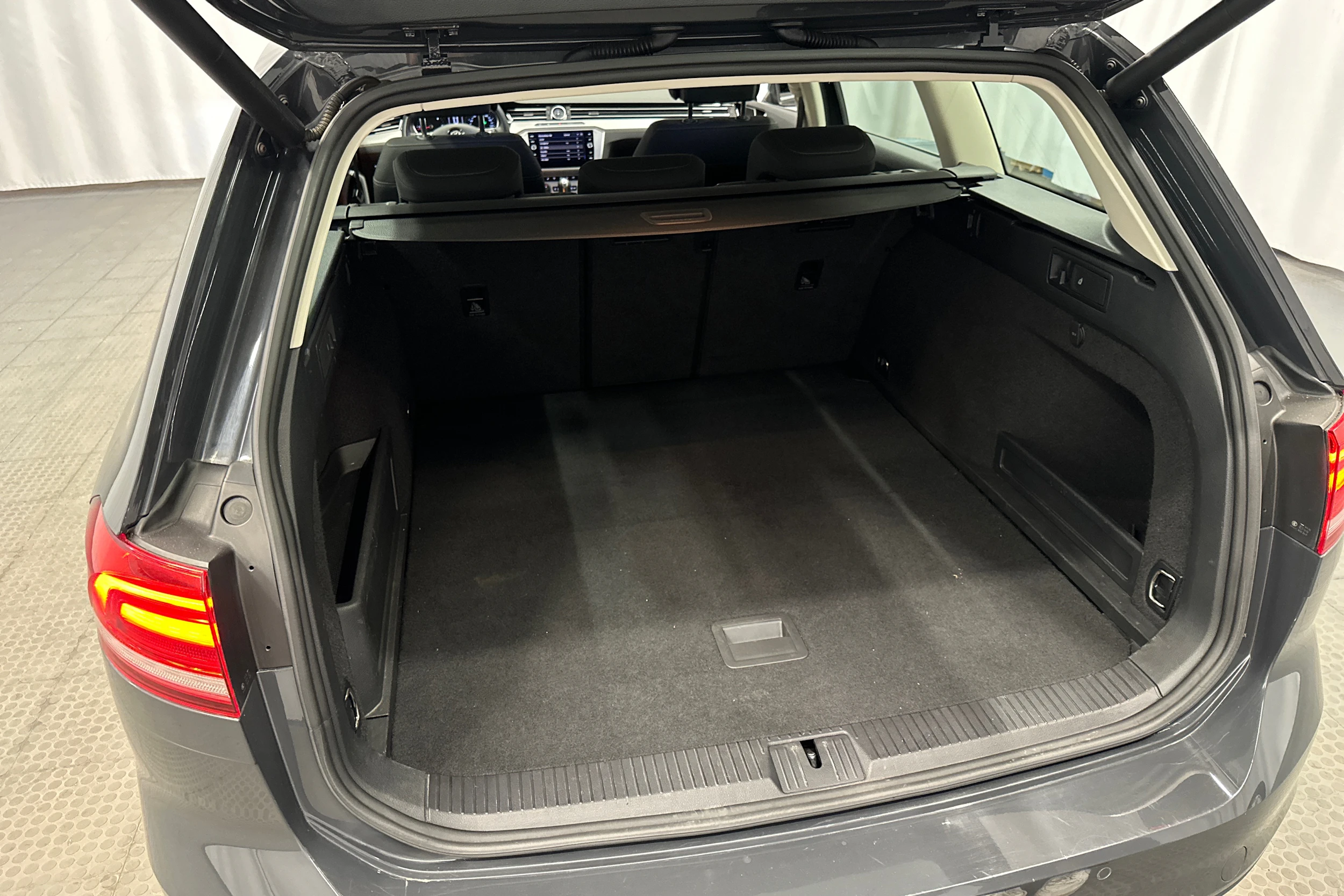 harmaa Volkswagen Passat 2019 kuva 30.