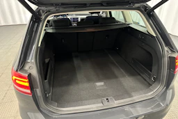 harmaa Volkswagen Passat 2019 kuva 30.