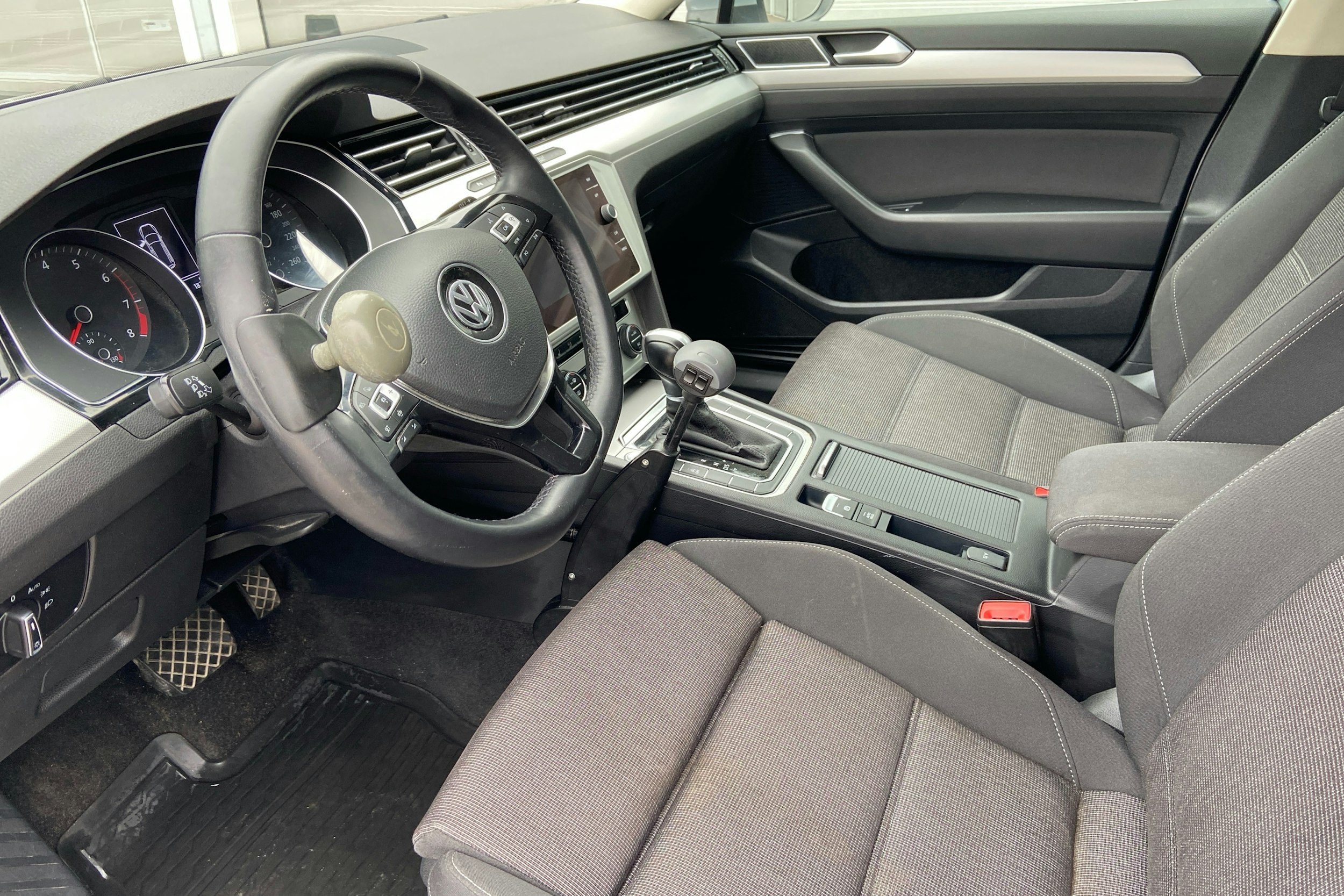 sininen Volkswagen Passat 2019 kuva 6.