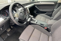 sininen Volkswagen Passat 2019 kuva 6.