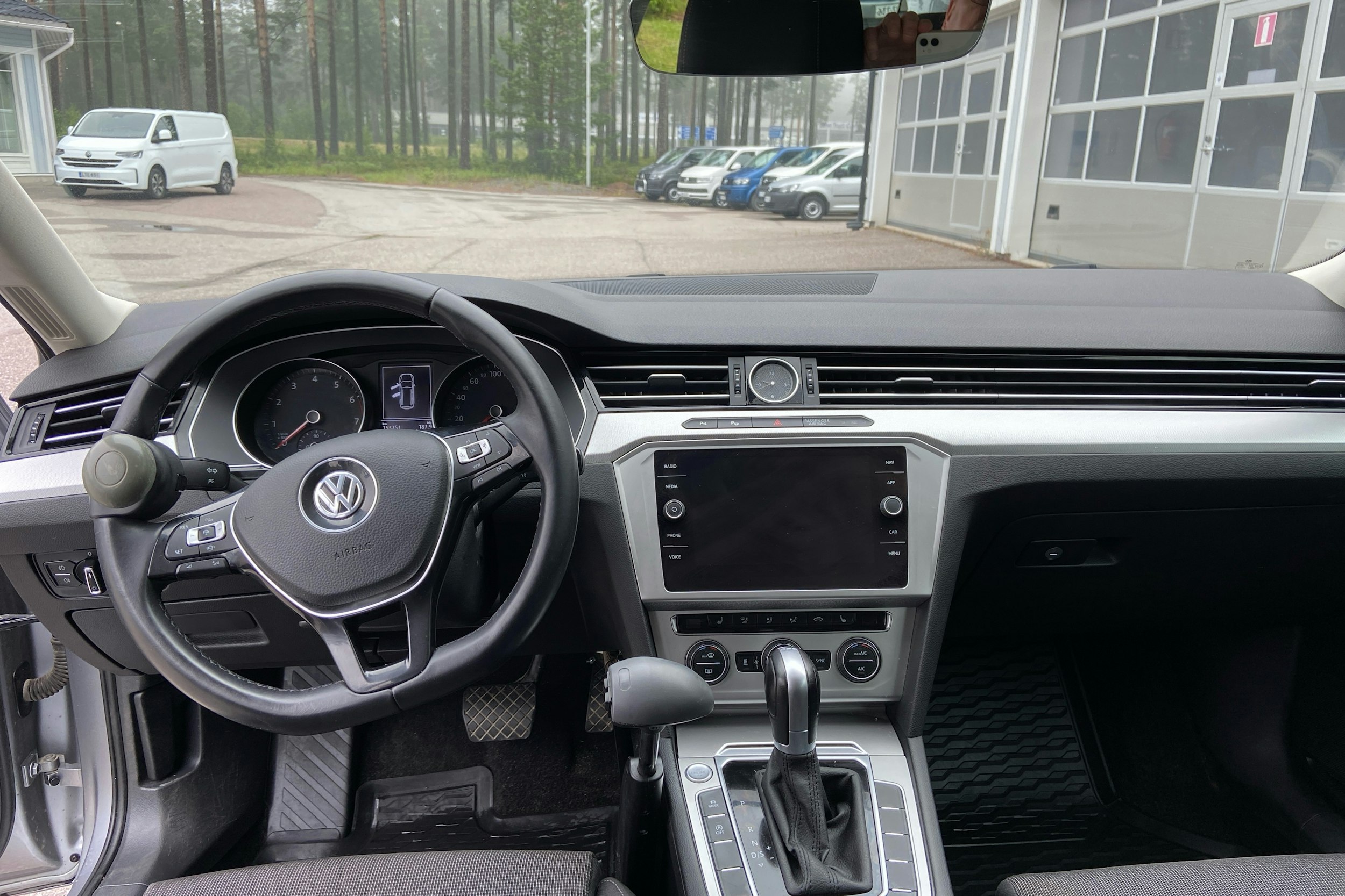 sininen Volkswagen Passat 2019 kuva 7.