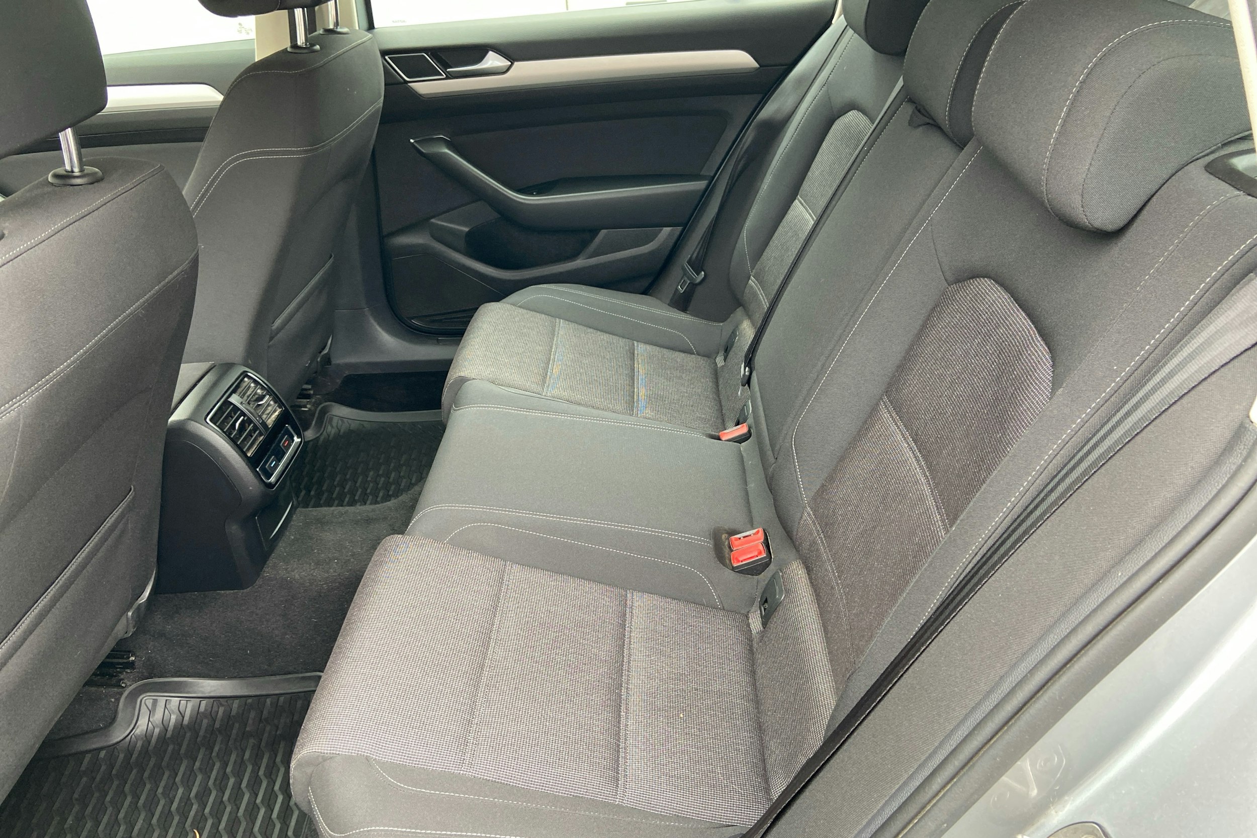 sininen Volkswagen Passat 2019 kuva 8.