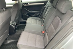 sininen Volkswagen Passat 2019 kuva 8.