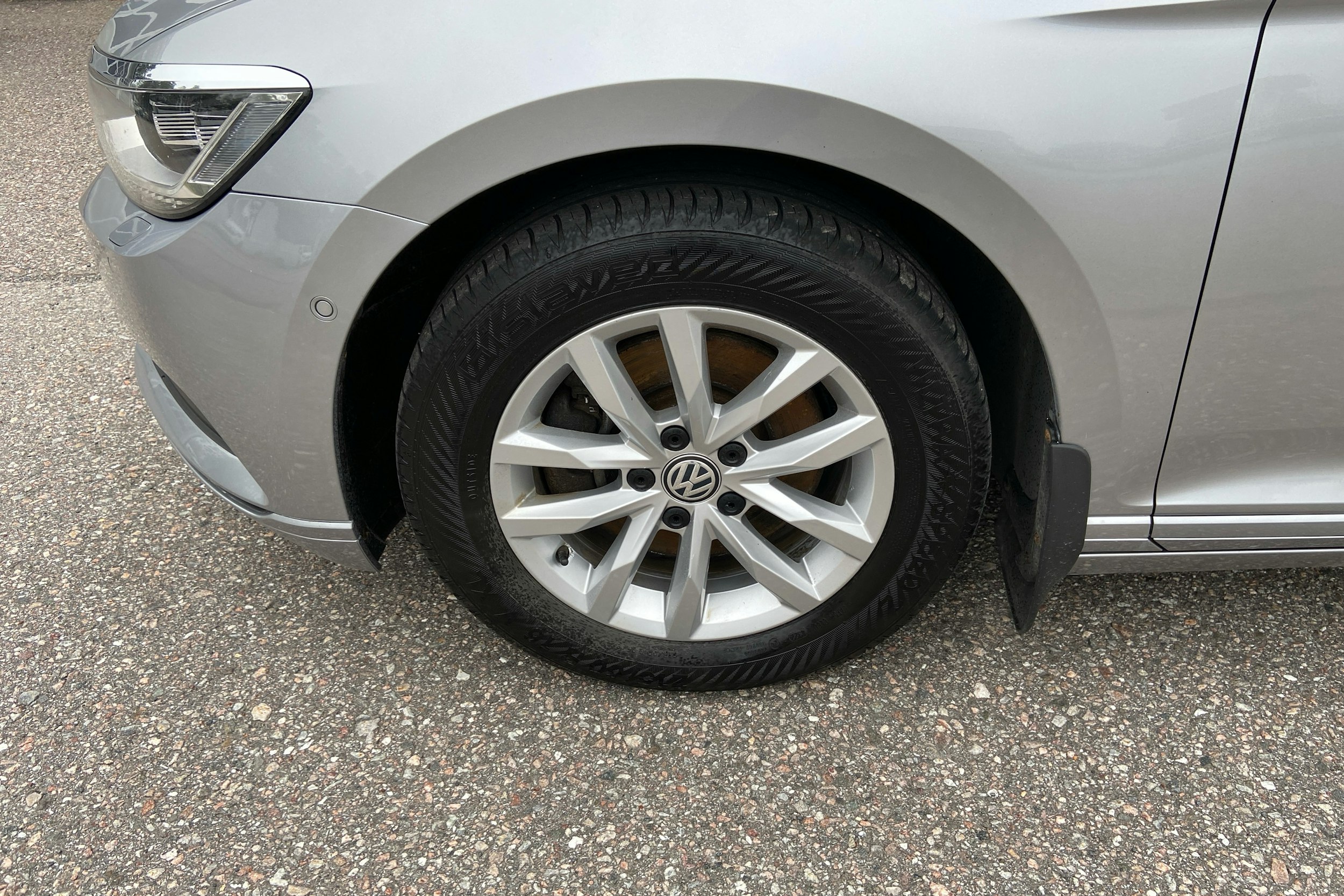 sininen Volkswagen Passat 2019 kuva 9.