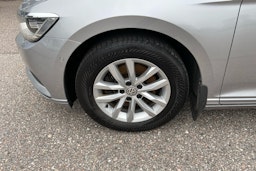 sininen Volkswagen Passat 2019 kuva 9.