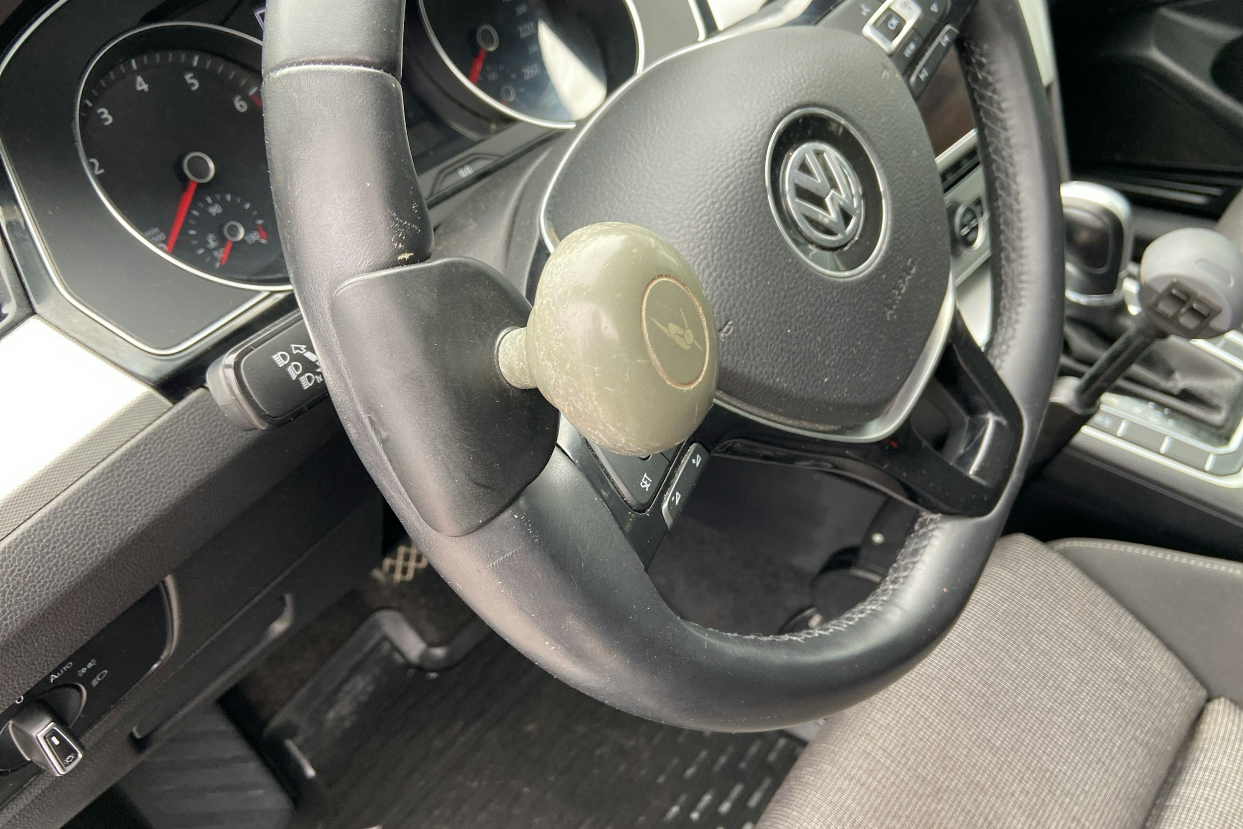 sininen Volkswagen Passat 2019 kuva 11.