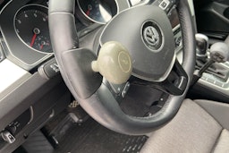 sininen Volkswagen Passat 2019 kuva 11.