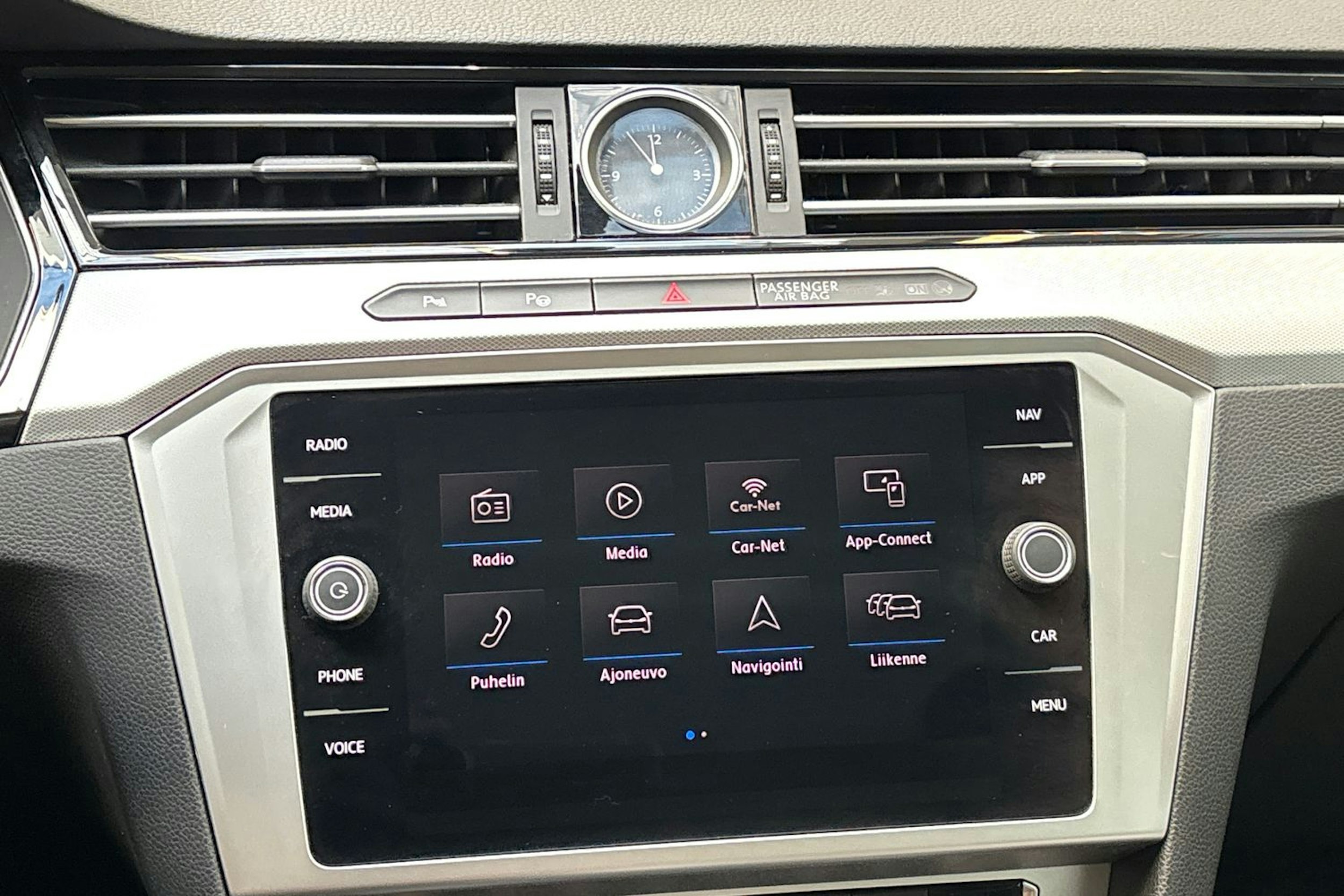 Sininen Volkswagen Passat 2019 kuva 16.