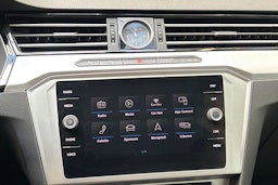 Sininen Volkswagen Passat 2019 kuva 16.