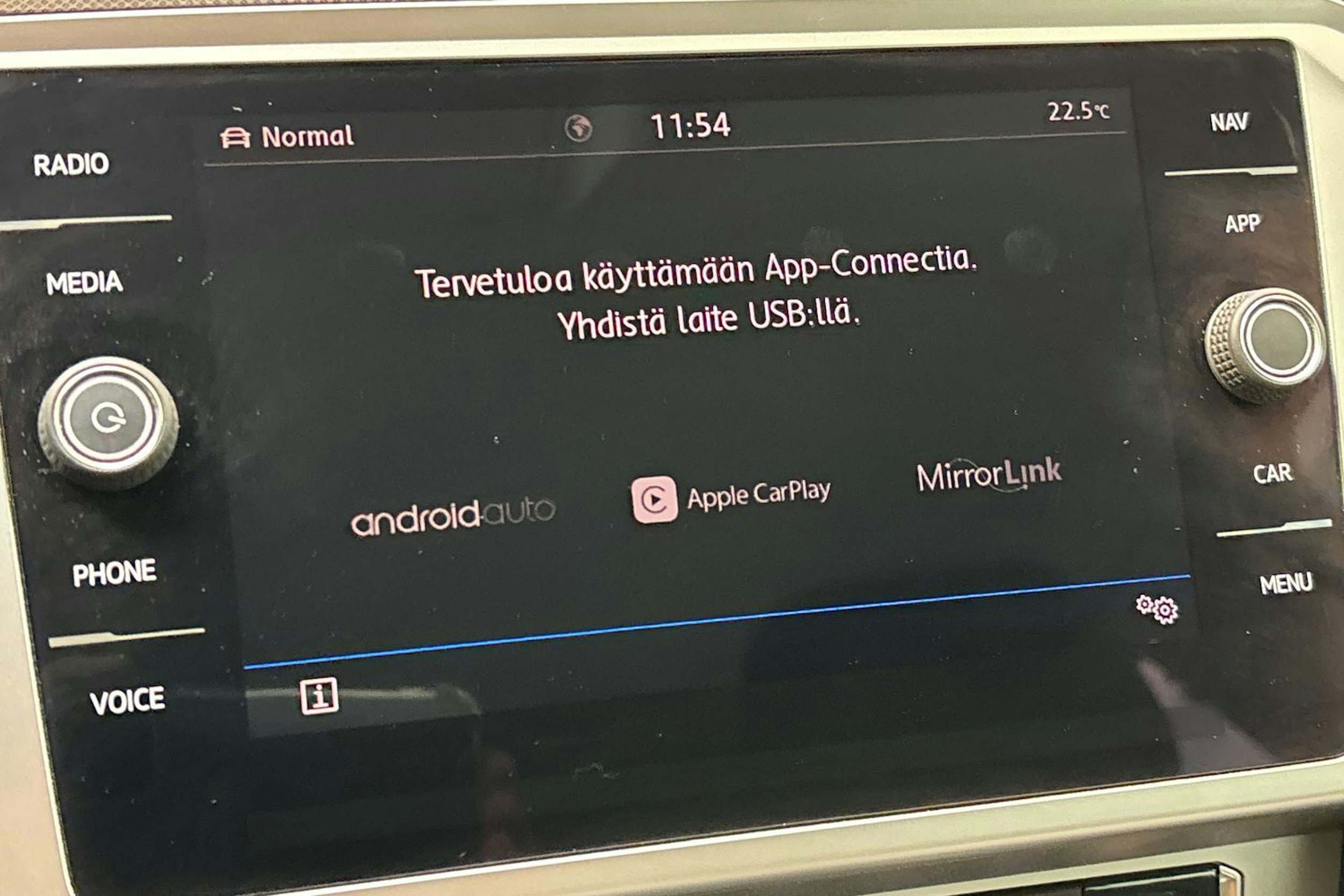 Sininen Volkswagen Passat 2019 kuva 17.