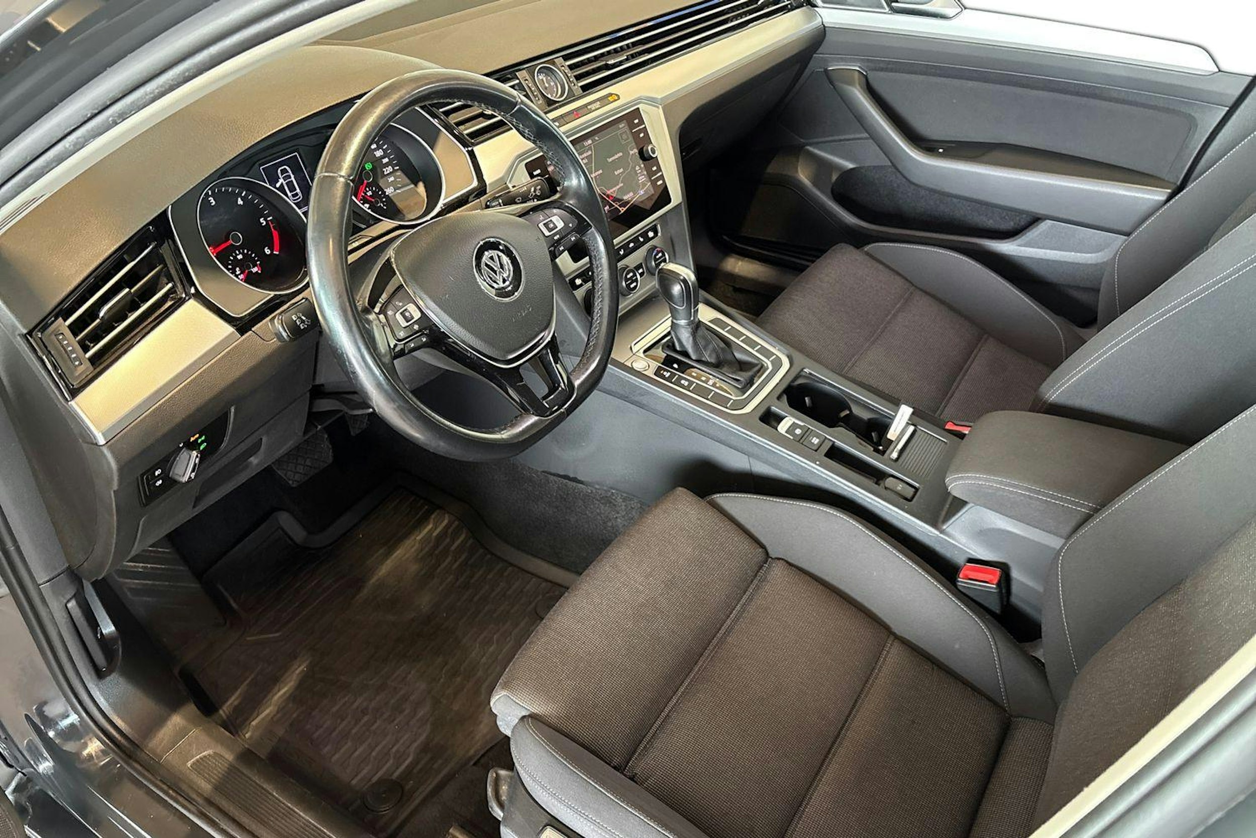 harmaa Volkswagen Passat 2019 kuva 7.