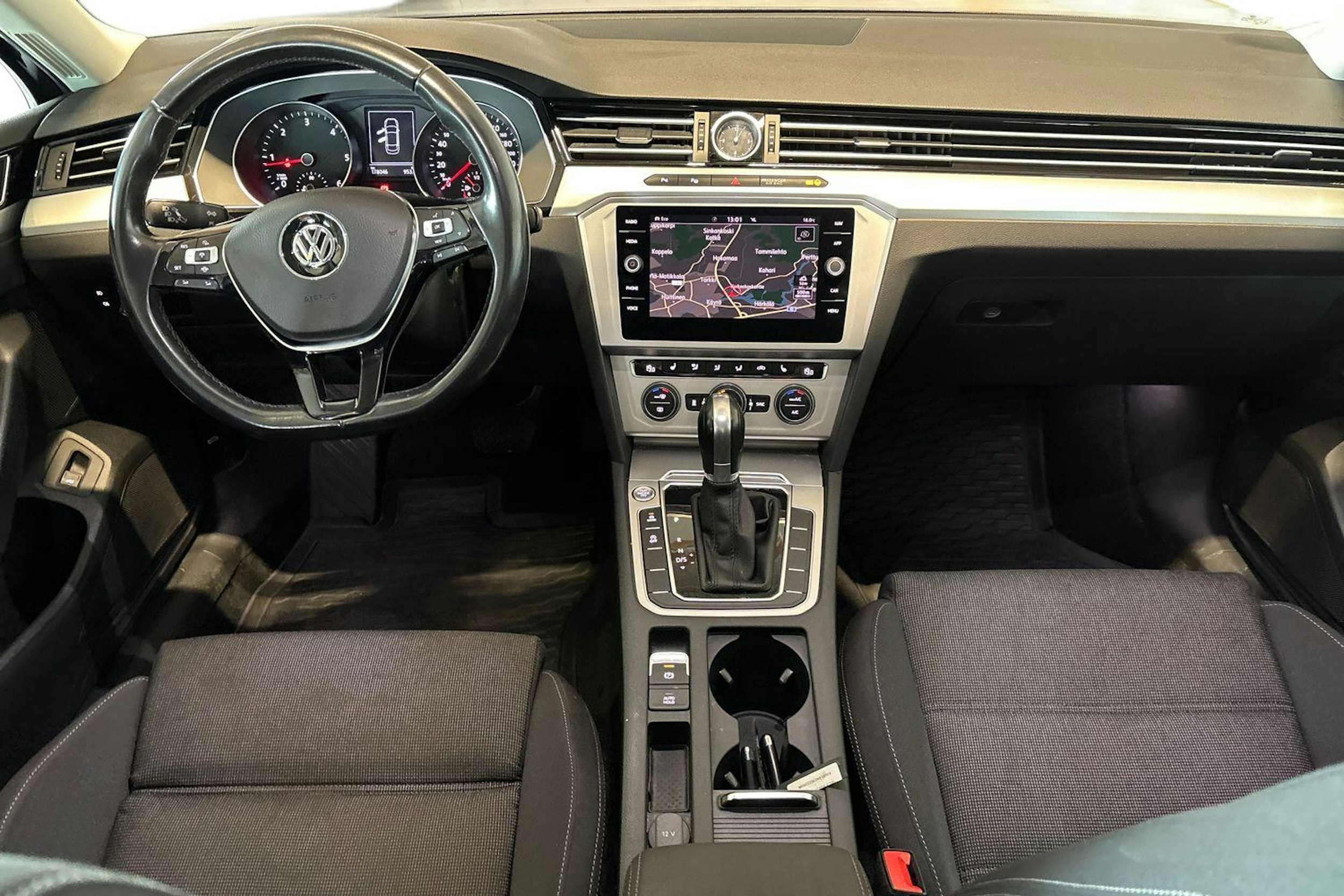 harmaa Volkswagen Passat 2019 kuva 9.