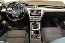 harmaa Volkswagen Passat 2019 kuva 9.