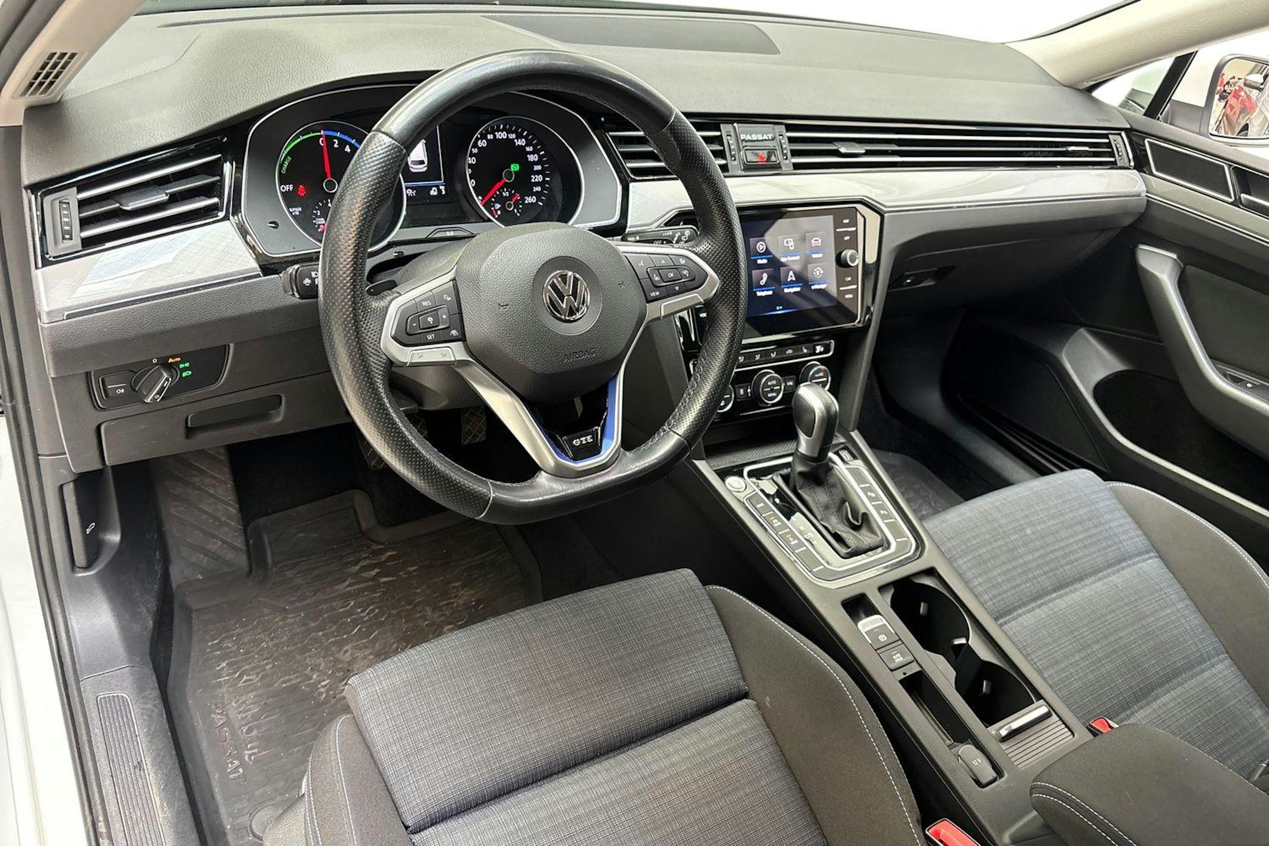 Valkoinen Volkswagen Passat 2020 kuva 7.