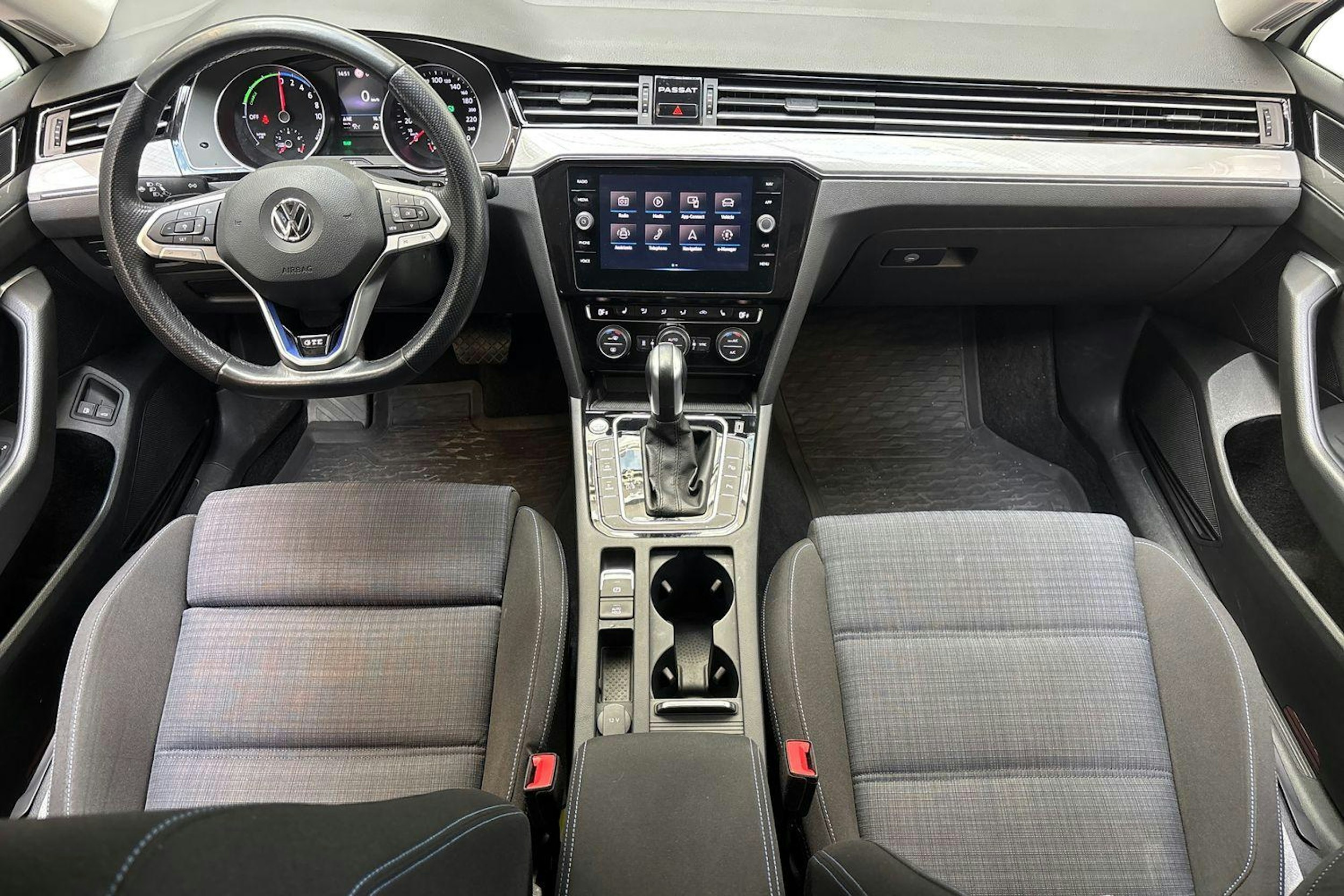 Valkoinen Volkswagen Passat 2020 kuva 9.