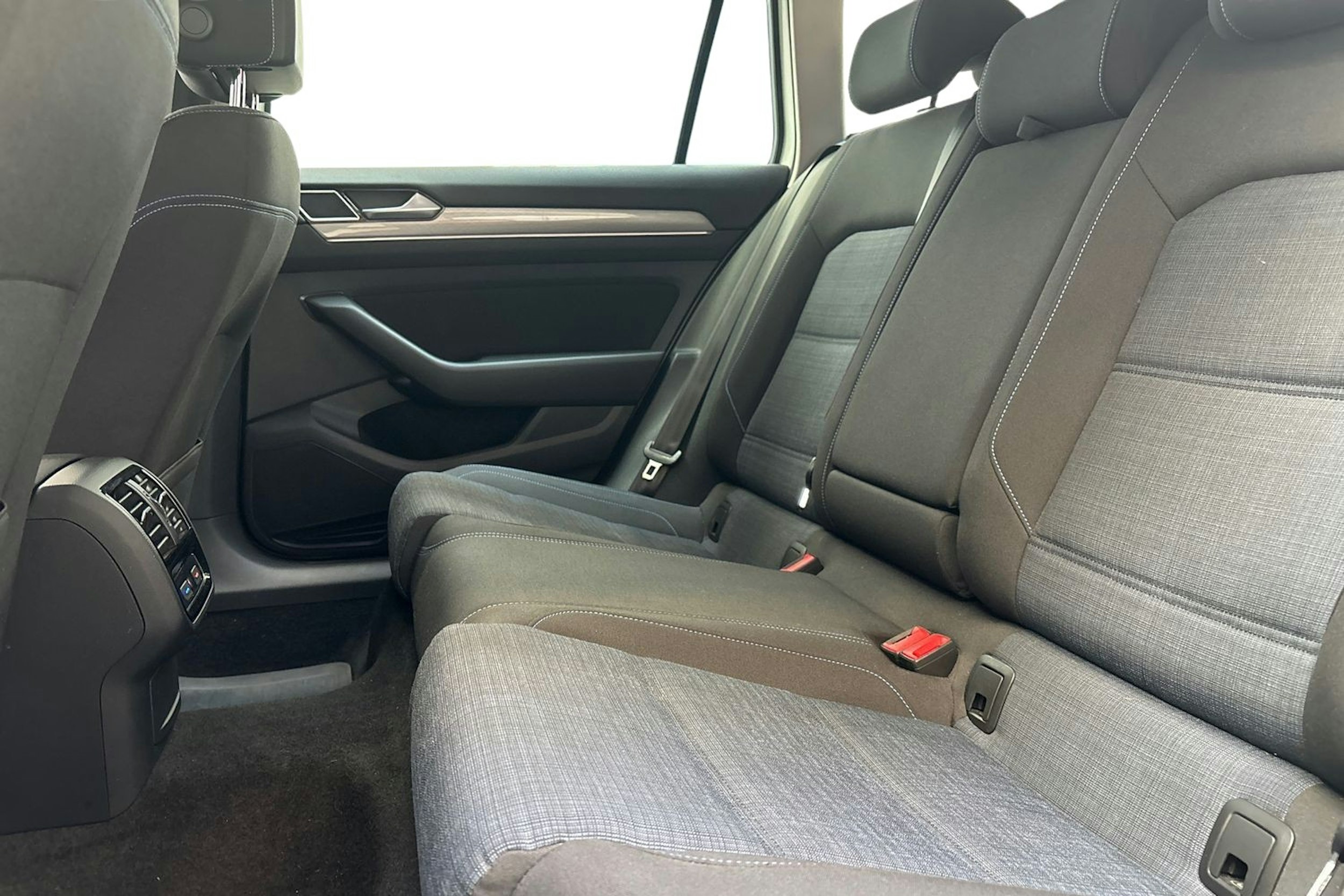 Valkoinen Volkswagen Passat 2020 kuva 10.