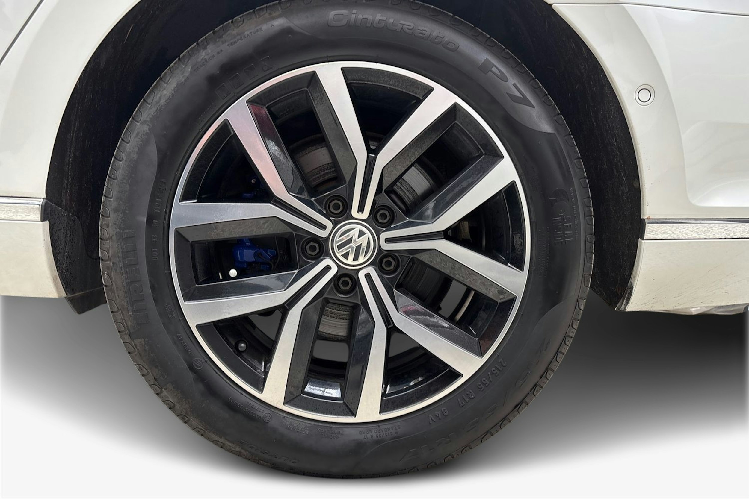 Valkoinen Volkswagen Passat 2020 kuva 11.
