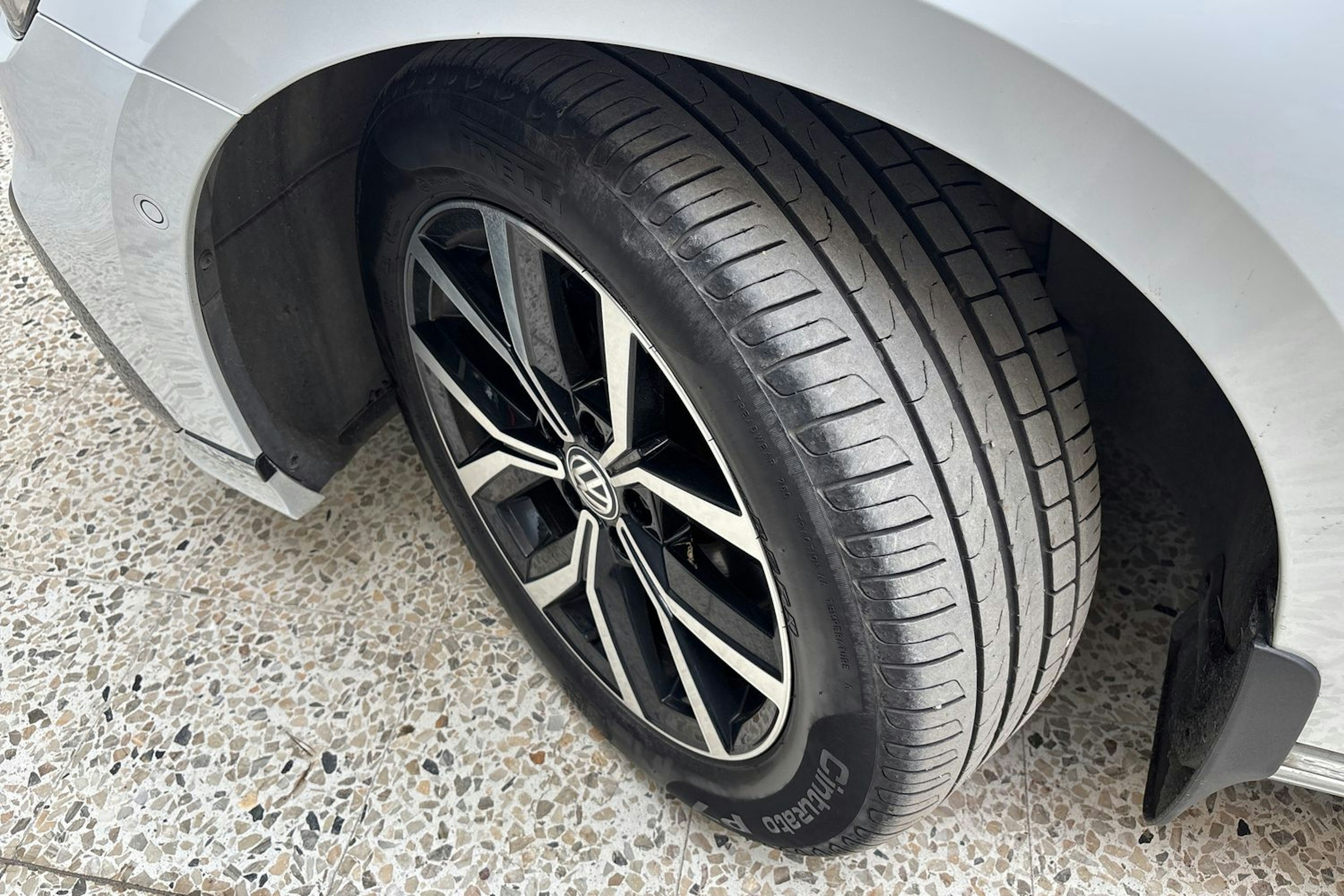 Valkoinen Volkswagen Passat 2020 kuva 13.