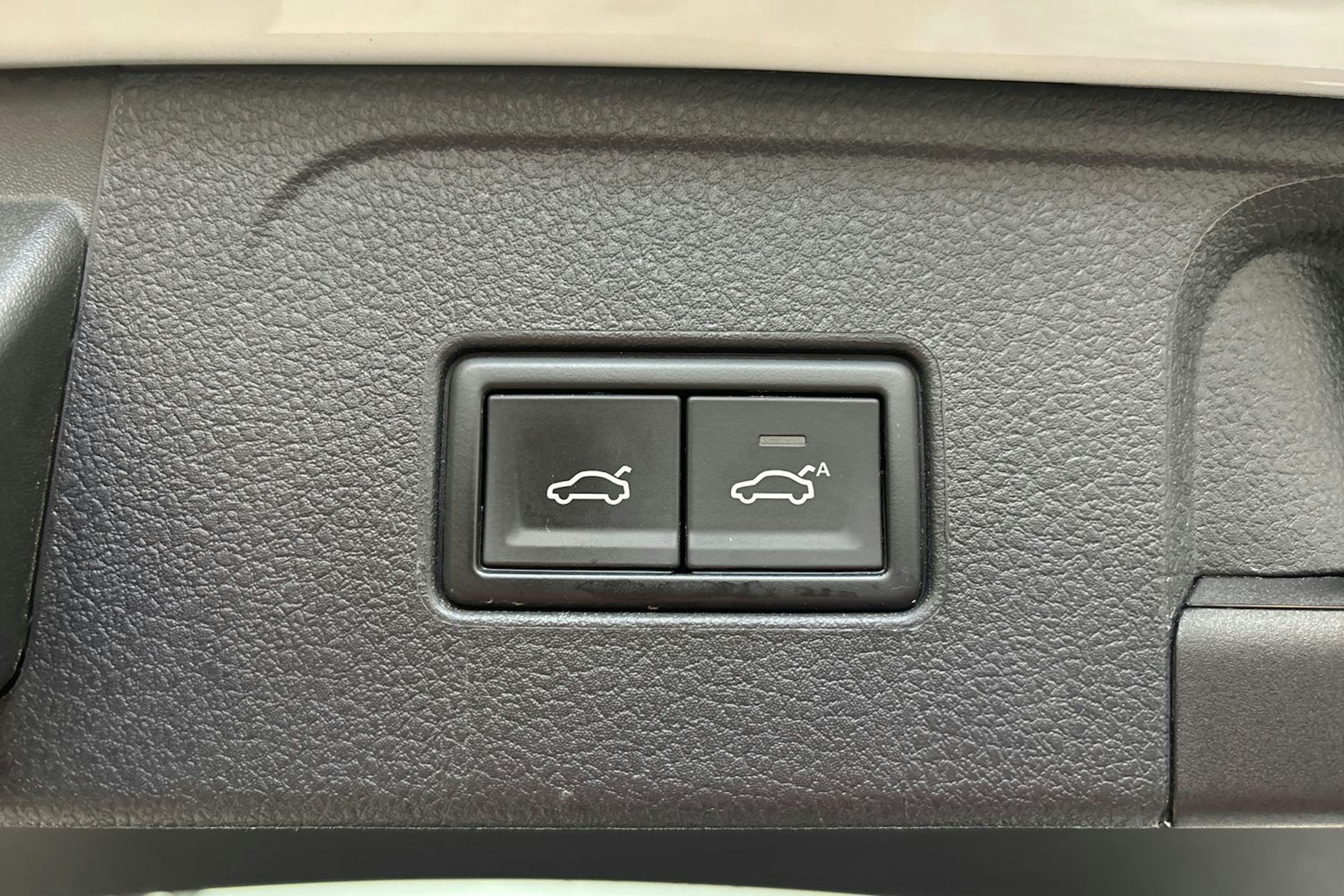 Valkoinen Volkswagen Passat 2020 kuva 14.