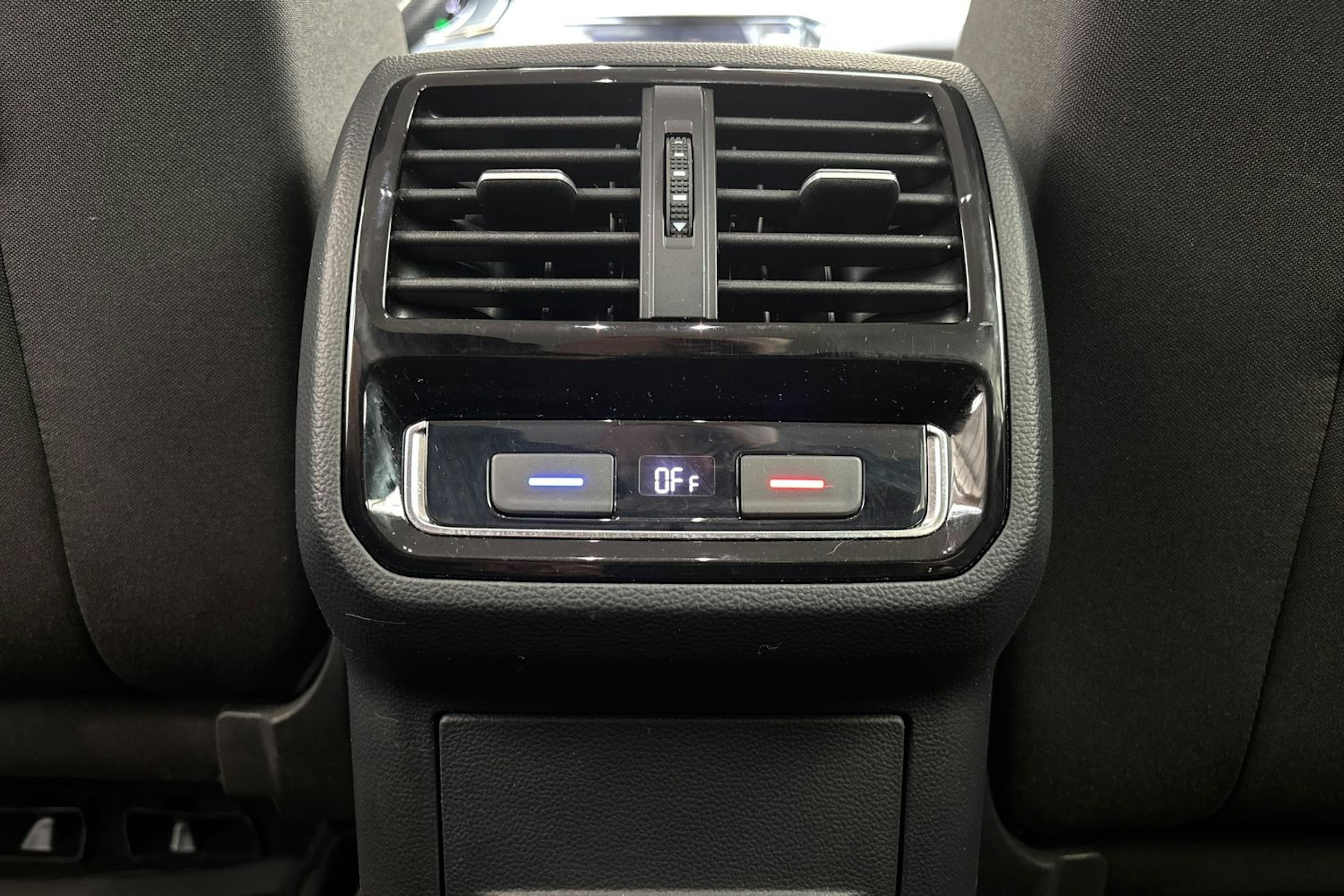 Valkoinen Volkswagen Passat 2020 kuva 17.