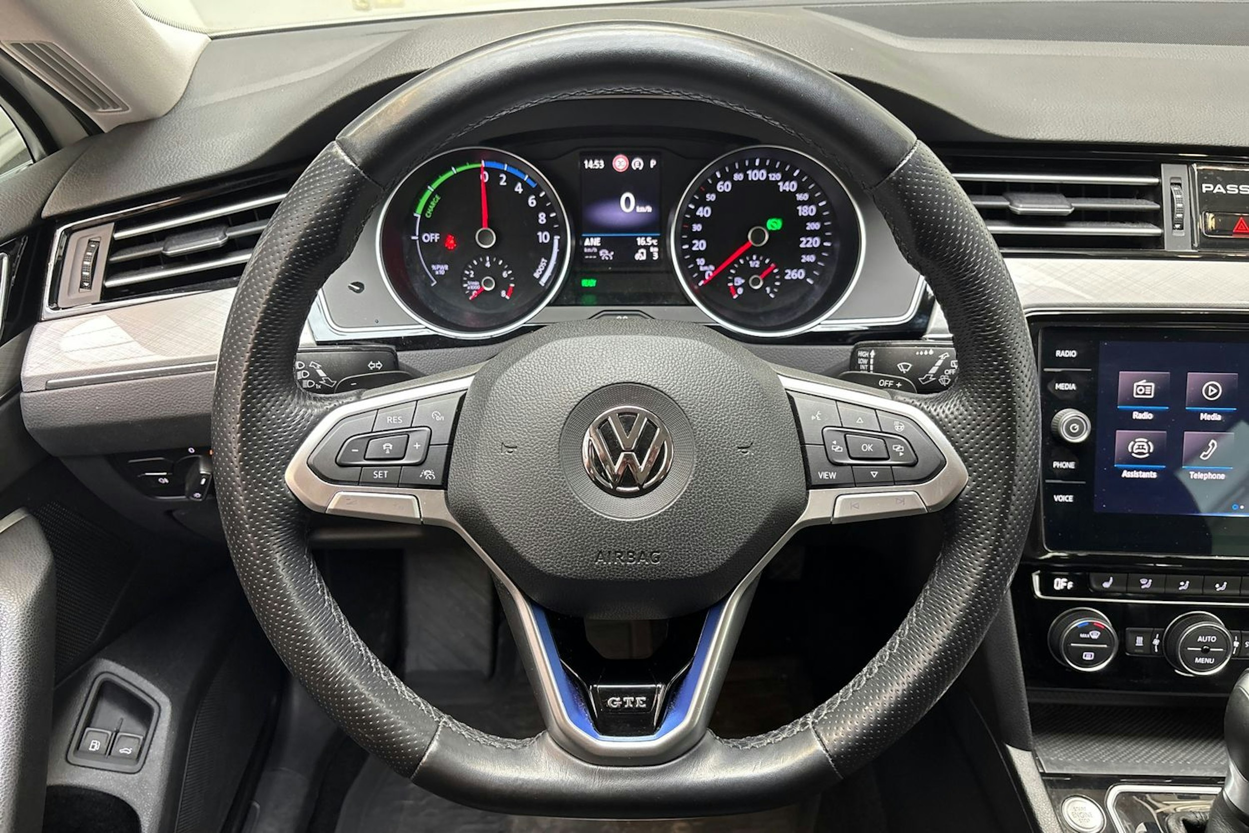 Valkoinen Volkswagen Passat 2020 kuva 20.