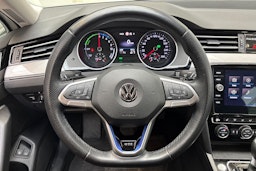 Valkoinen Volkswagen Passat 2020 kuva 20.