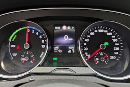 Valkoinen Volkswagen Passat 2020 kuva 21.