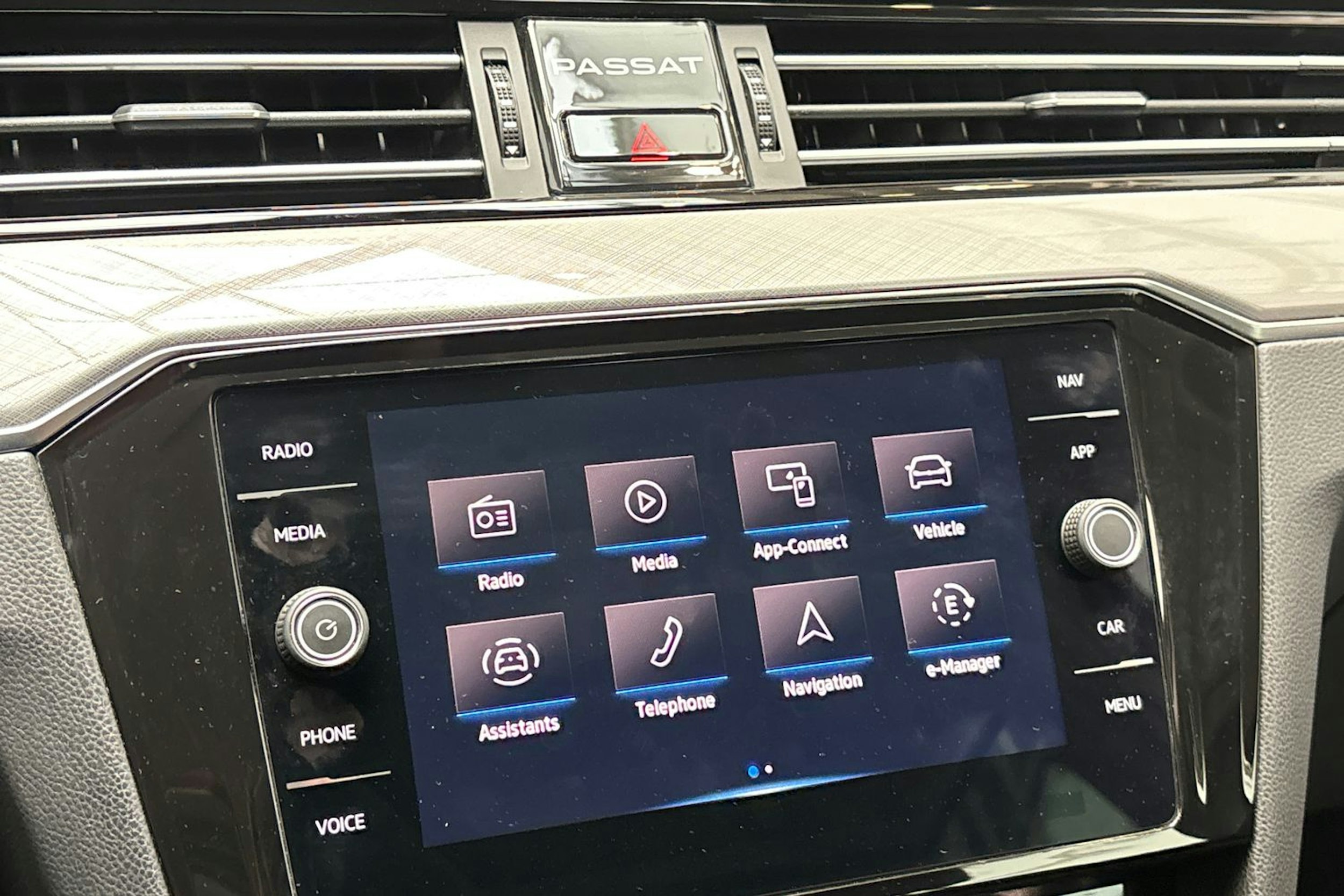 Valkoinen Volkswagen Passat 2020 kuva 22.