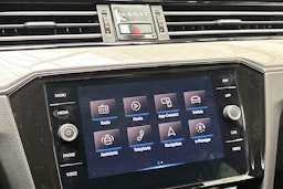 Valkoinen Volkswagen Passat 2020 kuva 22.
